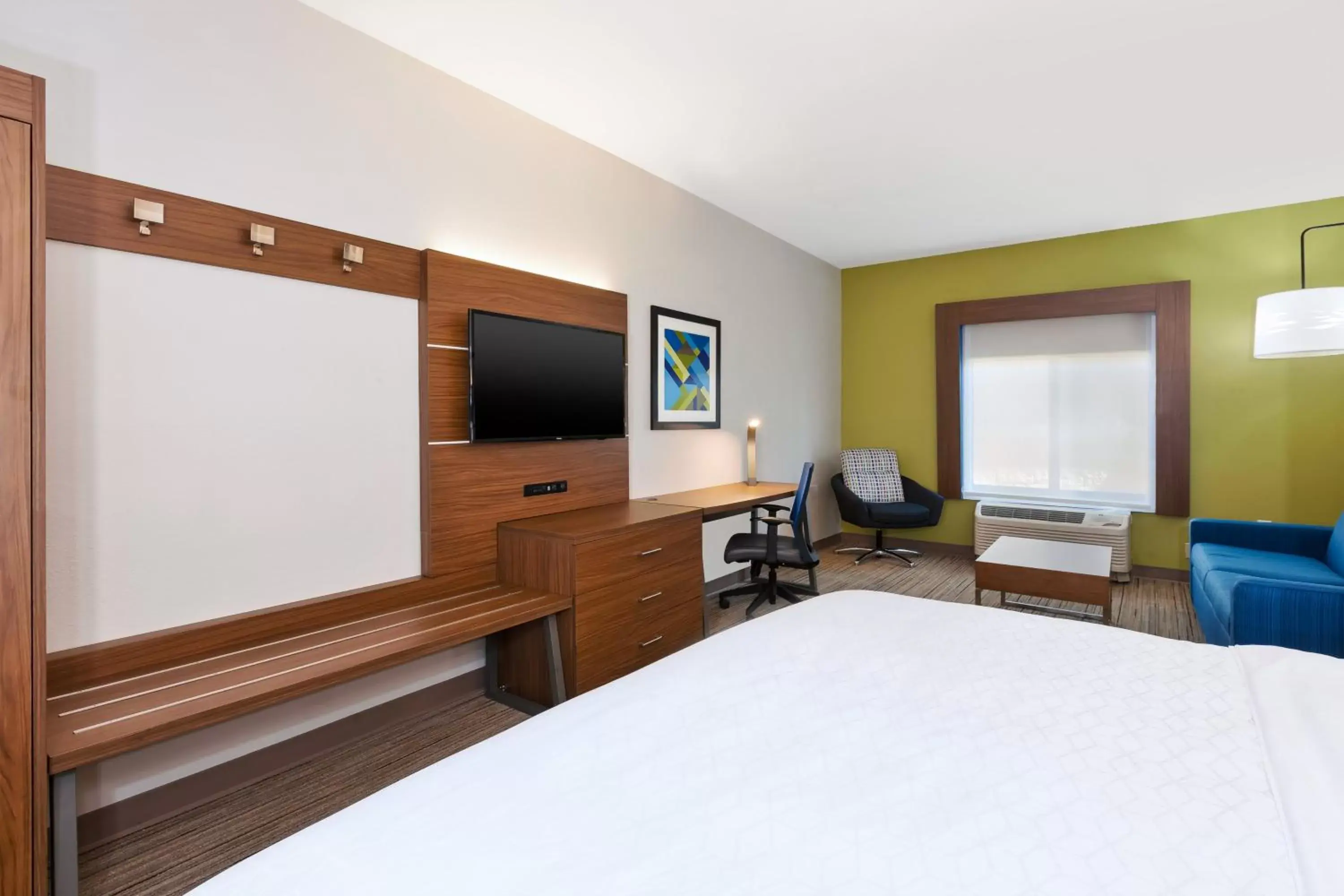 Photo of the whole room, Room Photo in Holiday Inn Express and Suites Three Rivers, an IHG Hotel