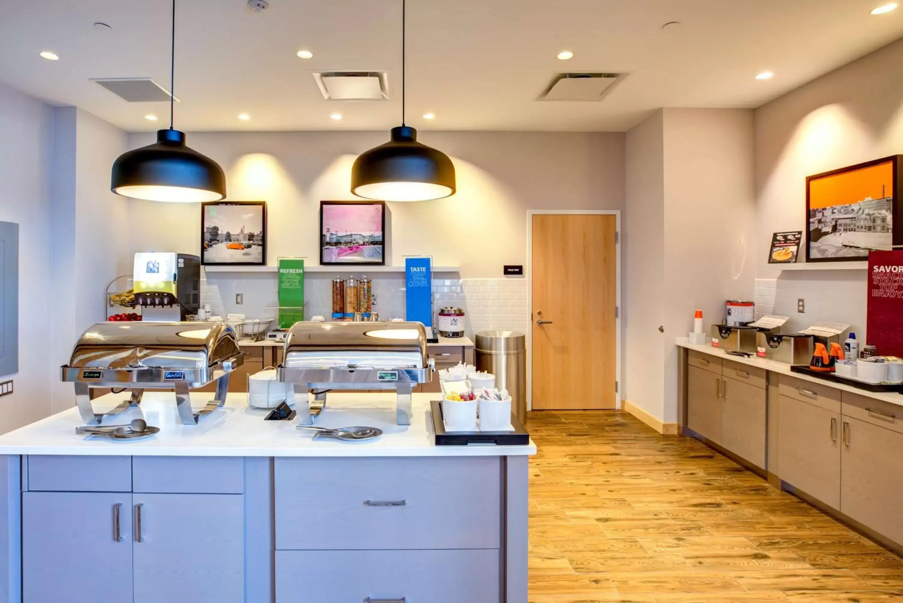 Restaurant/places to eat, Kitchen/Kitchenette in Hampton Inn & Suites Boston/Waltham