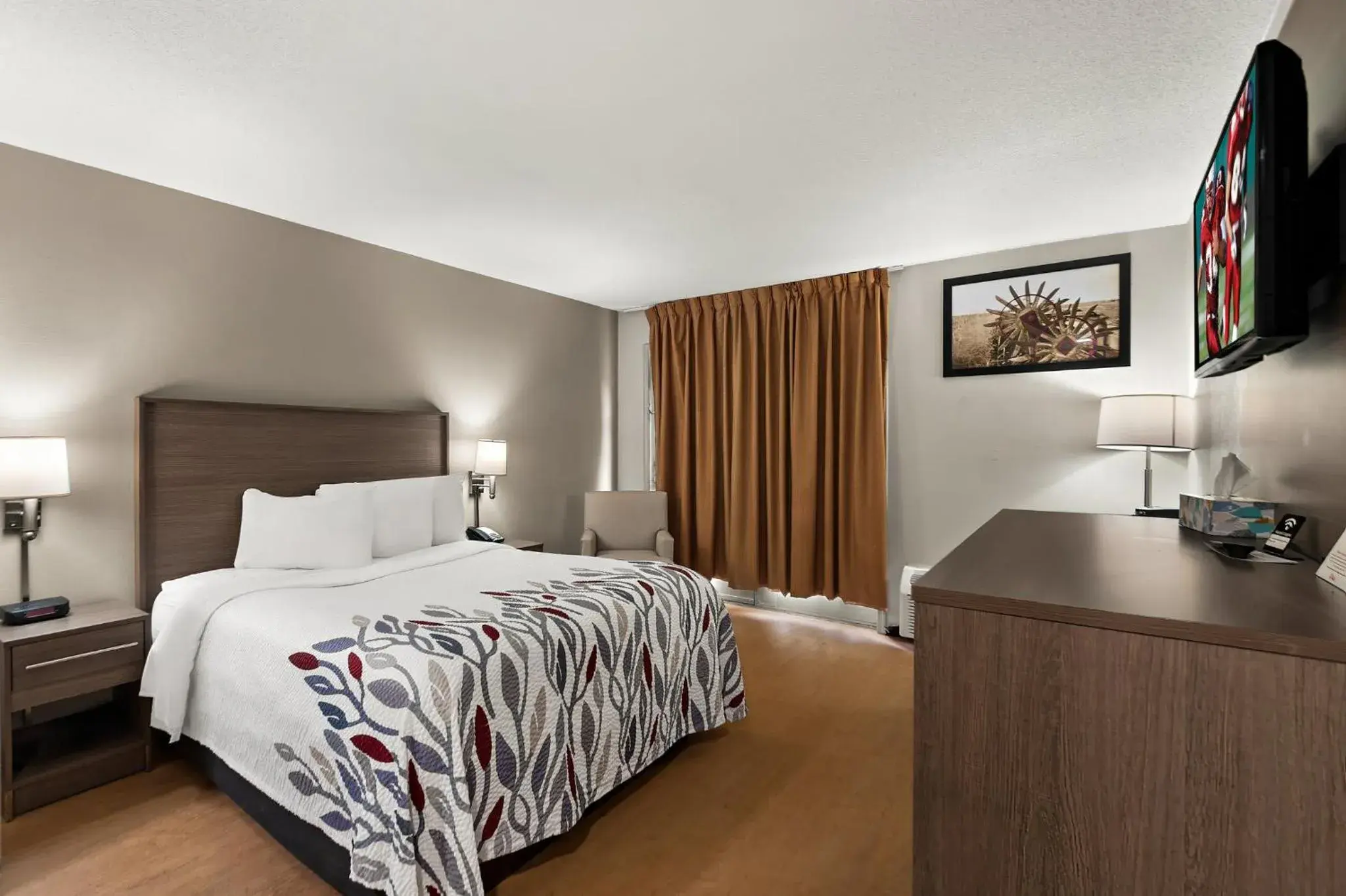 Photo of the whole room, Bed in Red Roof Inn Martinsburg