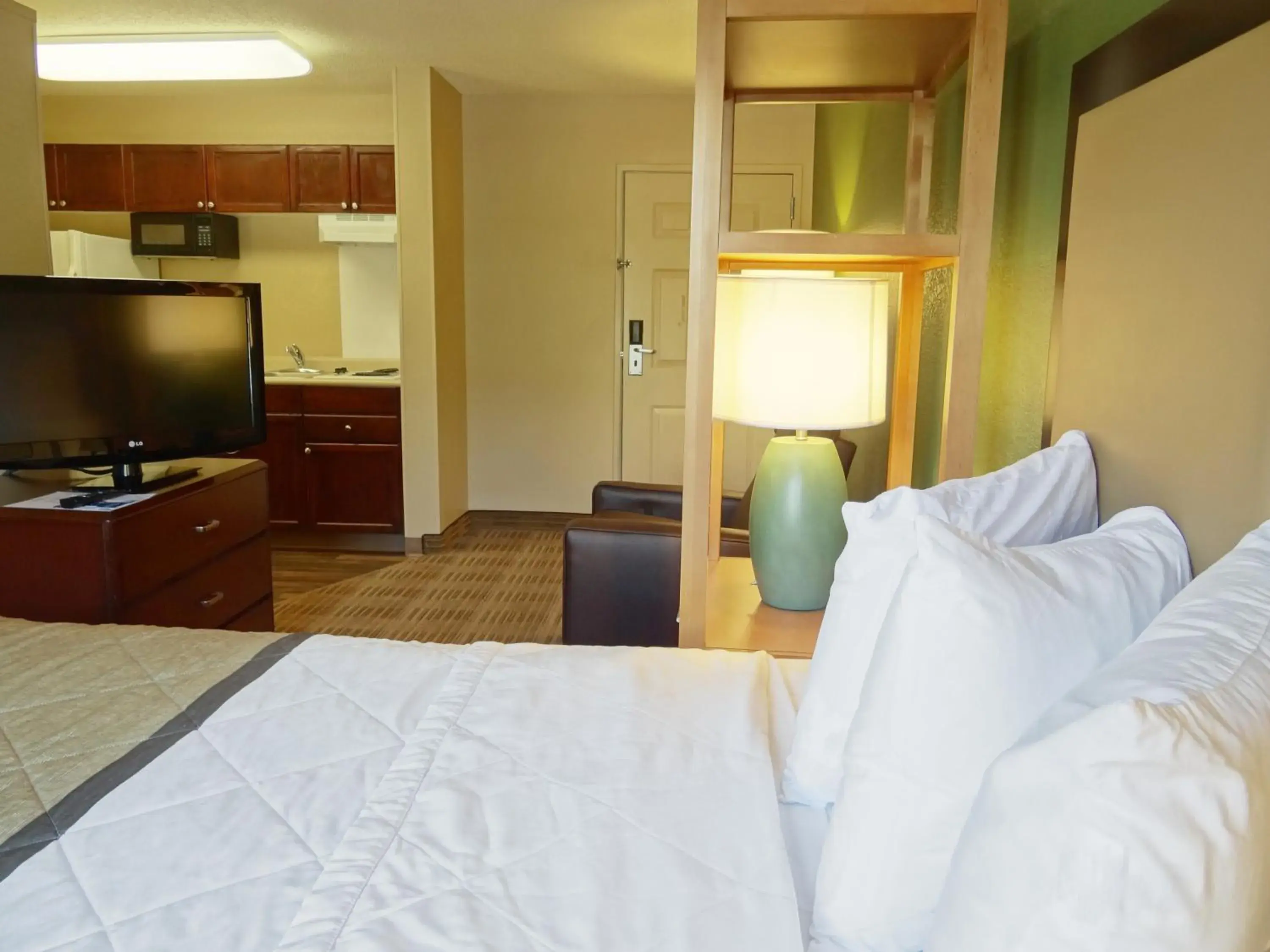 TV and multimedia, Bed in Extended Stay America Suites - Phoenix - Chandler - E Chandler Blvd