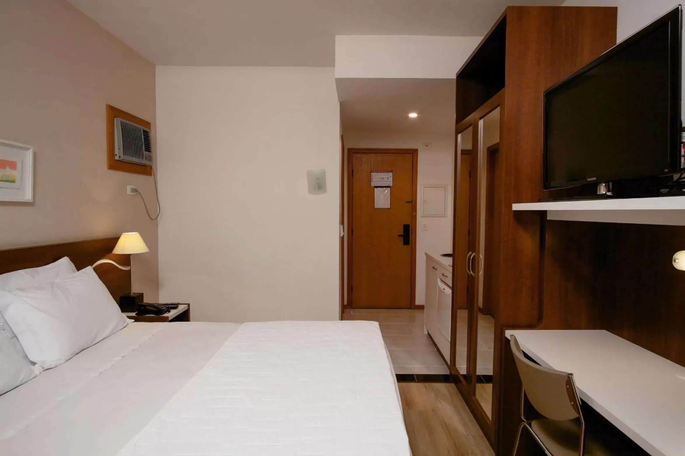 TV and multimedia, Bed in Bristol Centro Civico Curitiba TV and multimedia, Bed in Bristol Centro Civico Curitiba