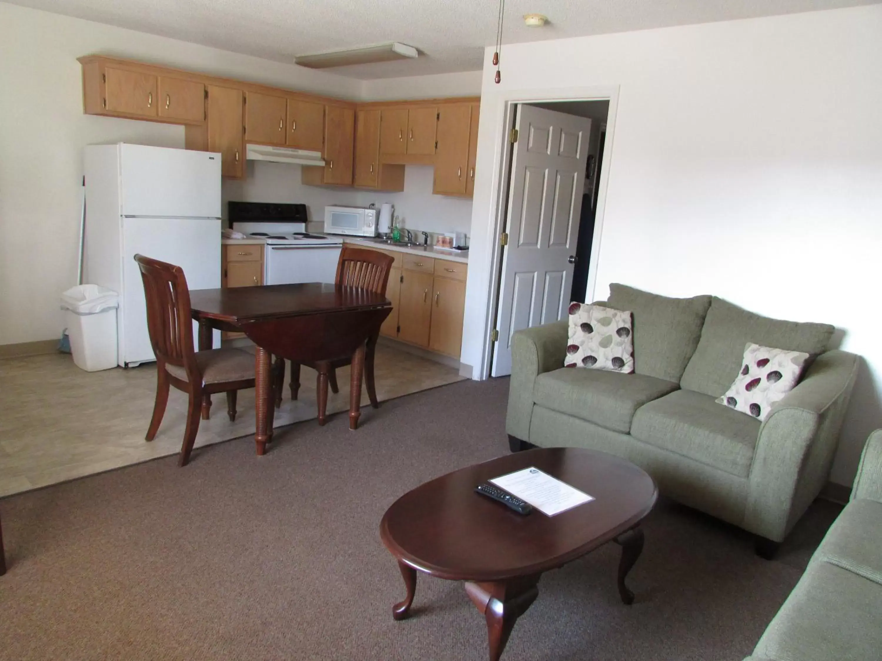 Kitchen or kitchenette, Seating Area in Douglas Inn & Suites, Blue Ridge, GA