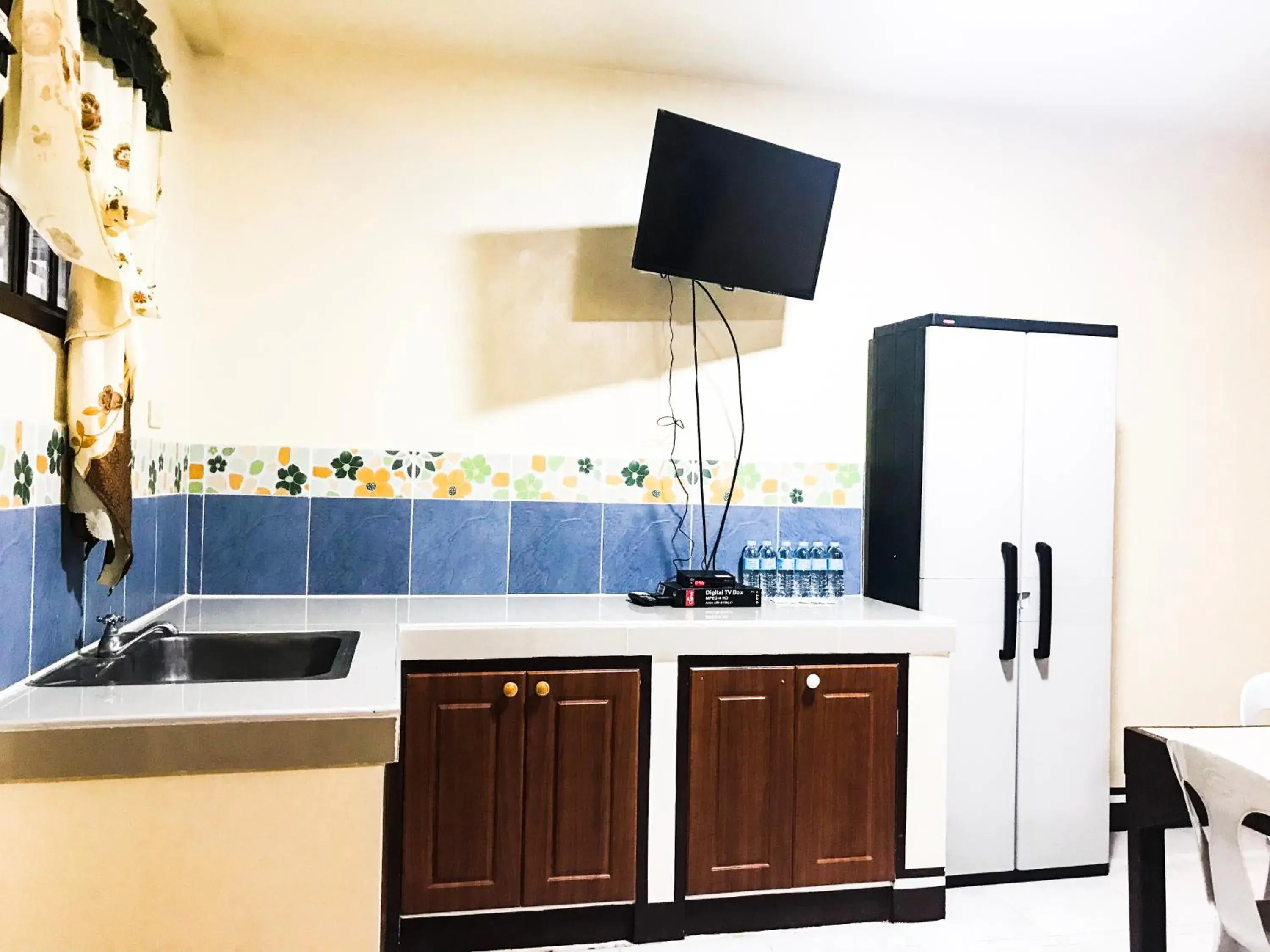 Communal lounge/ TV room, Kitchen/Kitchenette in B&J Guesthouse Tagbilaran
