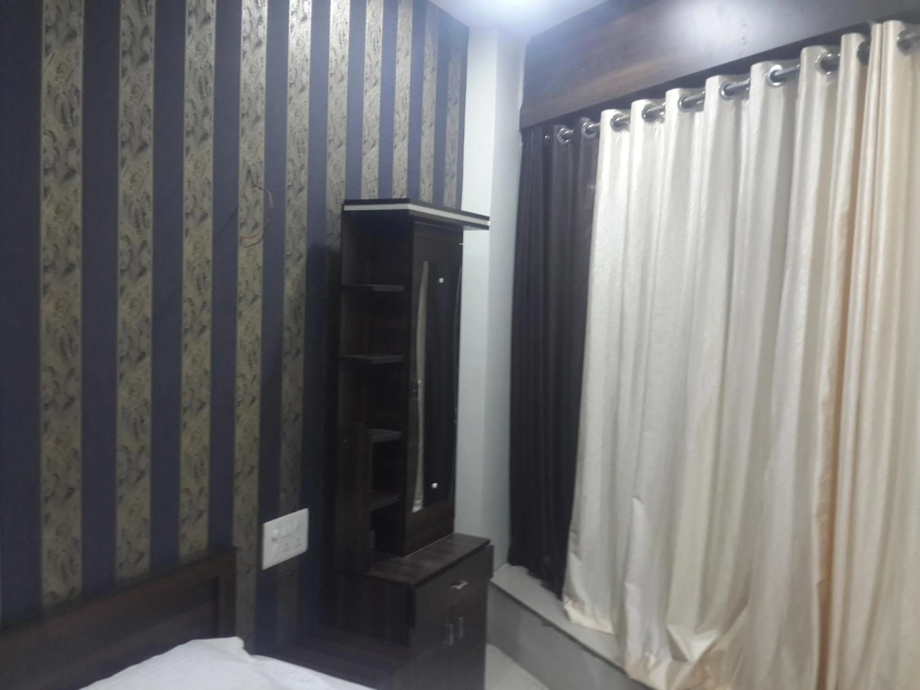 View (from property/room), Bed in Hotel Holiday Era Opposite Railway Station