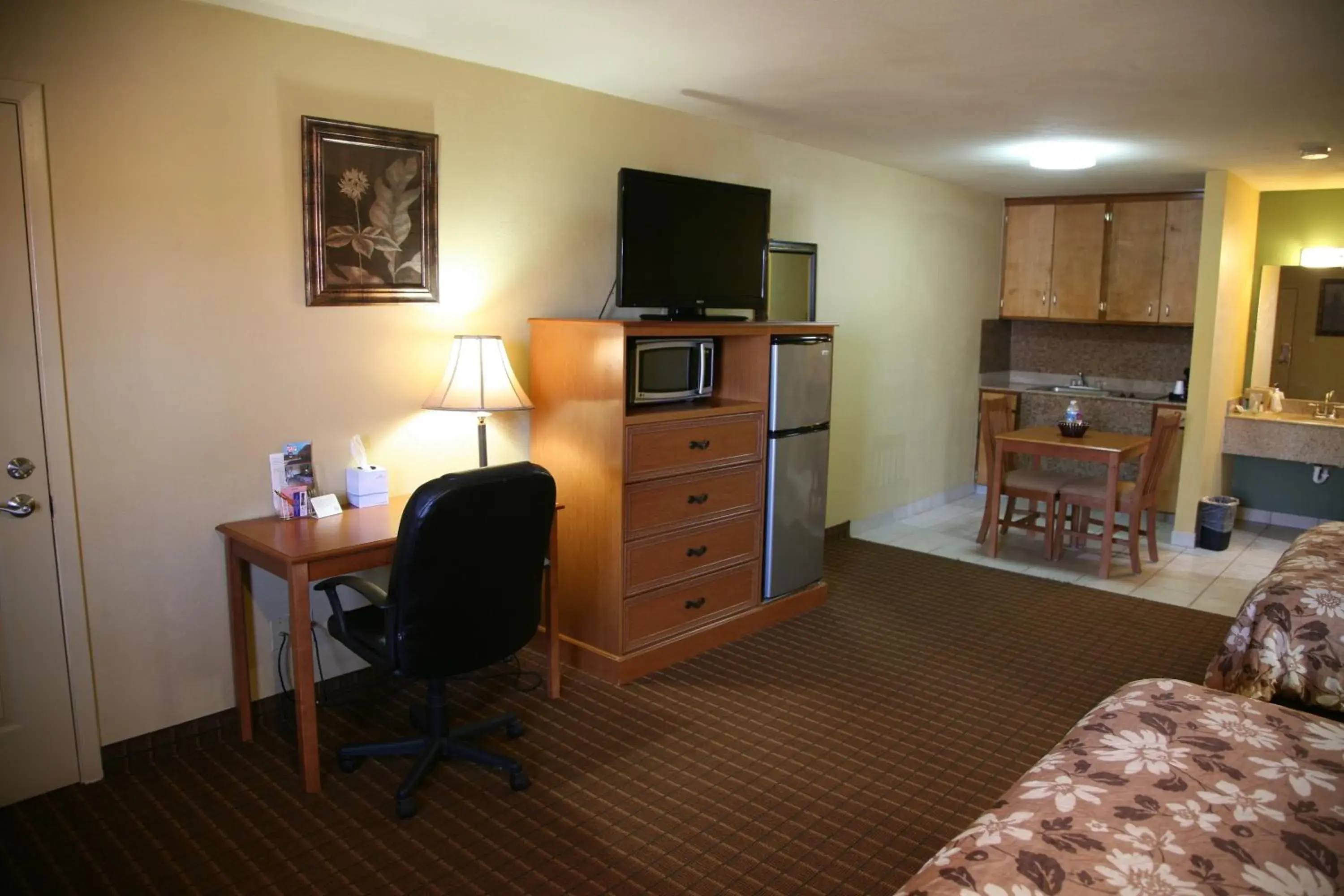 Photo of the whole room, TV/Entertainment Center in Coach Light Inn