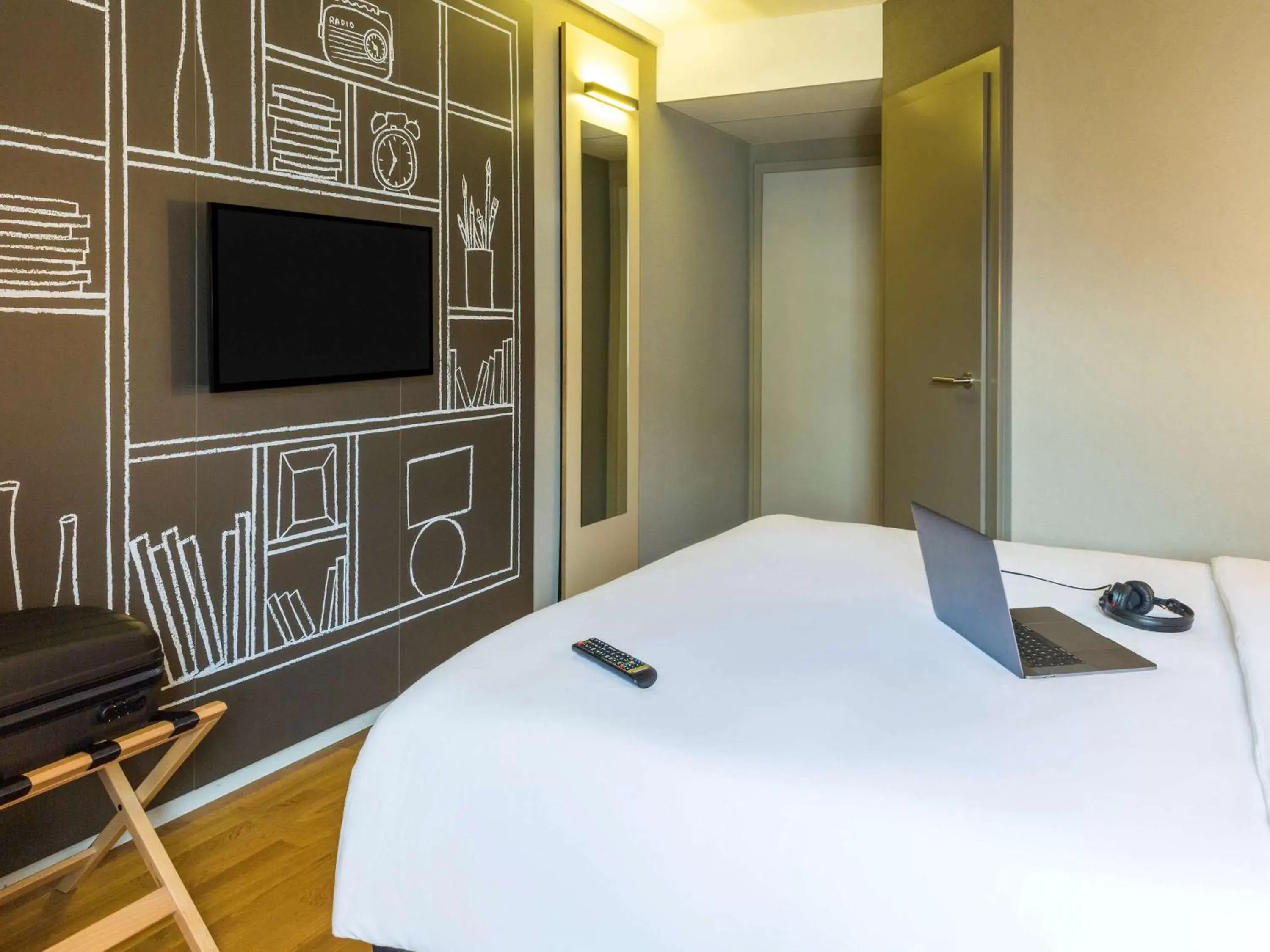 Bedroom, Bed in Ibis Sion Bedroom, Bed in Ibis Sion