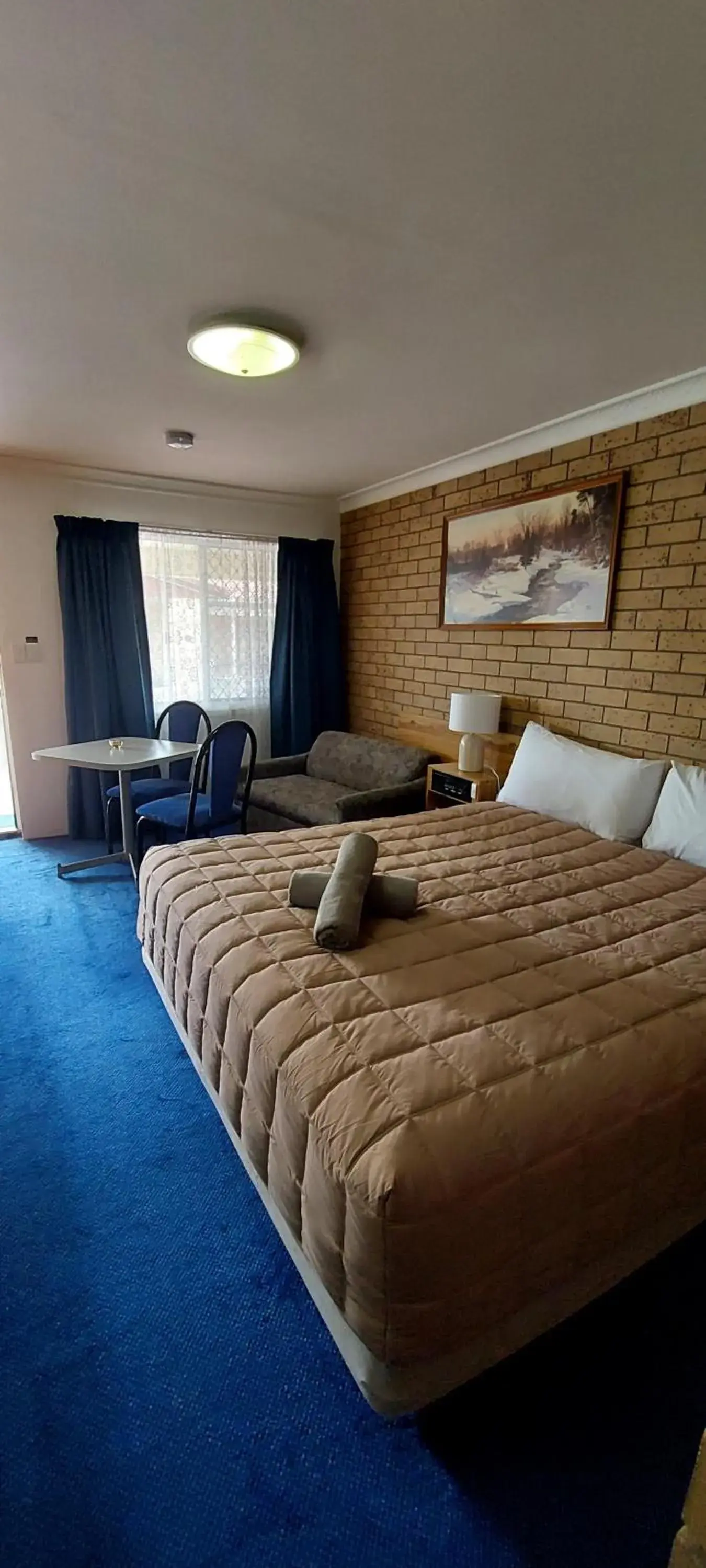 Bed in Settlers Motor Inn Bed in Settlers Motor Inn