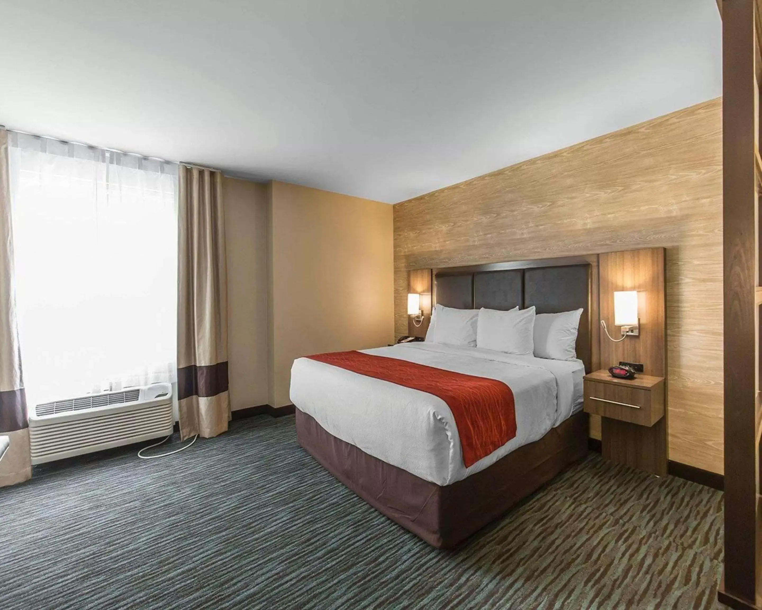 Photo of the whole room, Bed in Comfort Inn & Suites Airport North