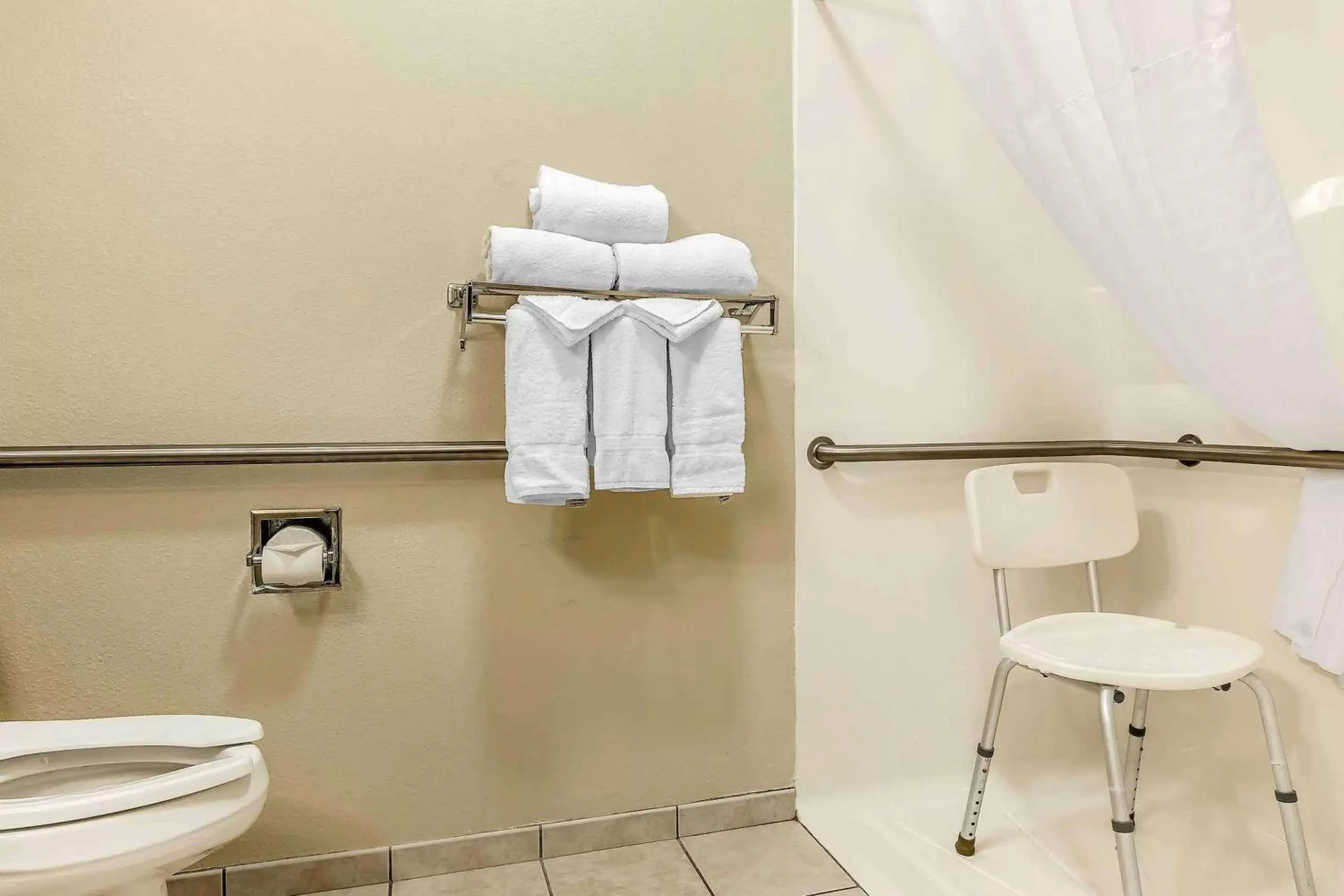 Bathroom in Comfort Inn & Suites East Moline near I-80