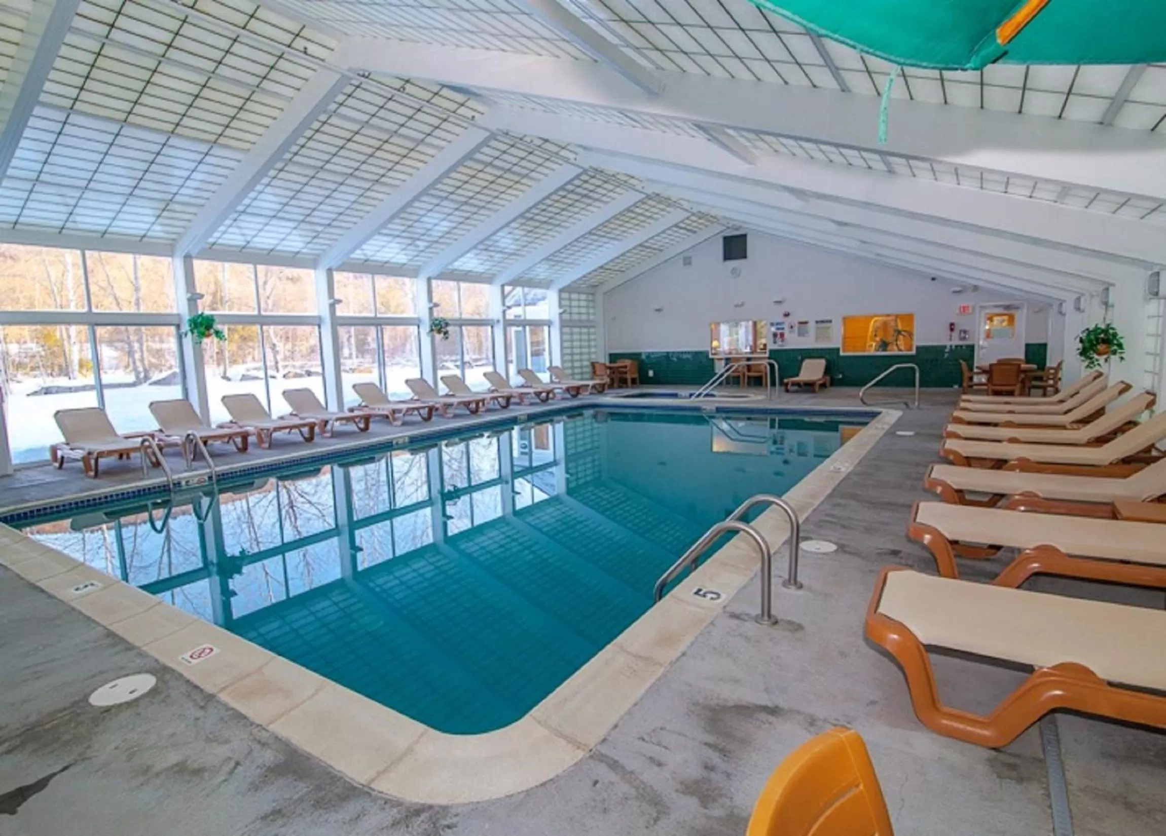 Swimming Pool in Rivergreen Resort