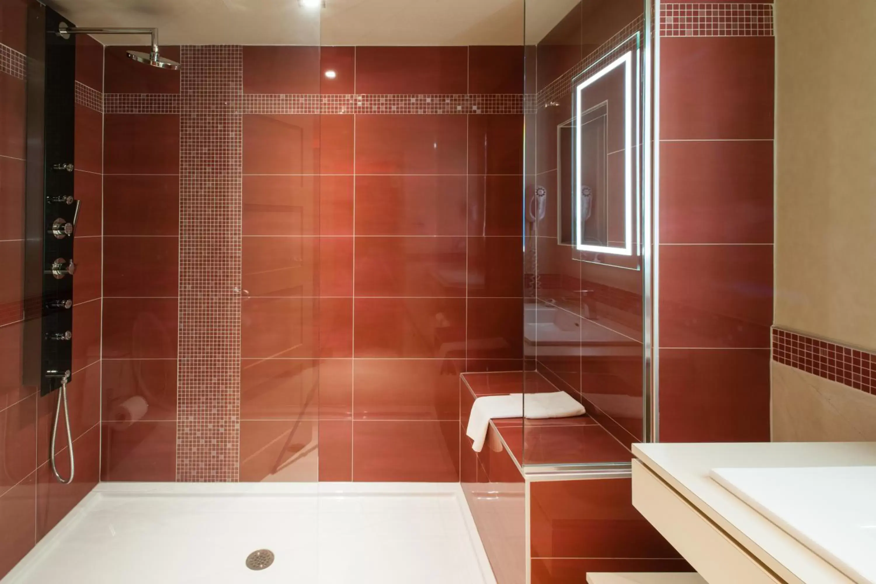 Shower in Le Chabrol Hotel & Suites