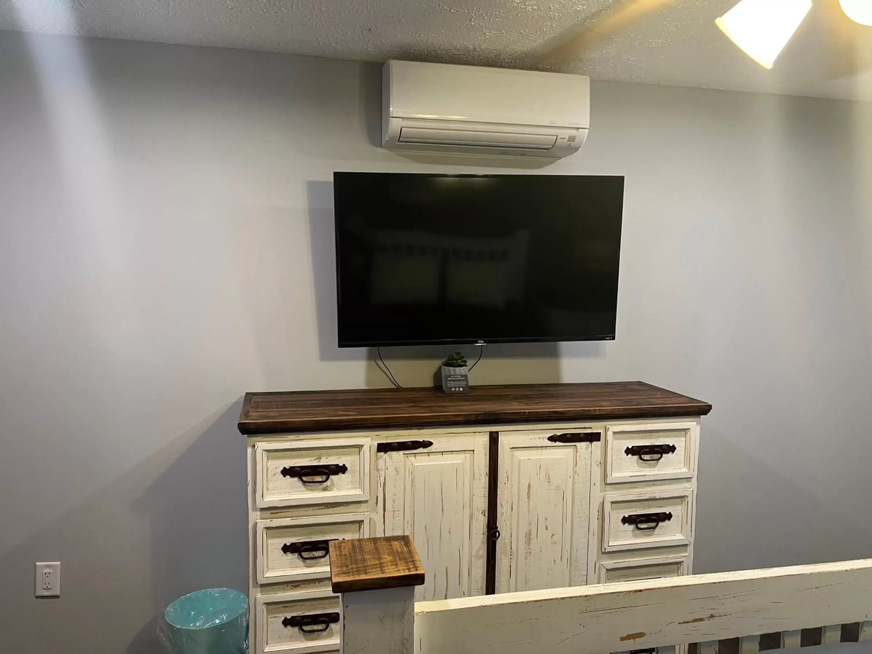 TV and multimedia, TV/Entertainment Center in Heidi Motel - Helen