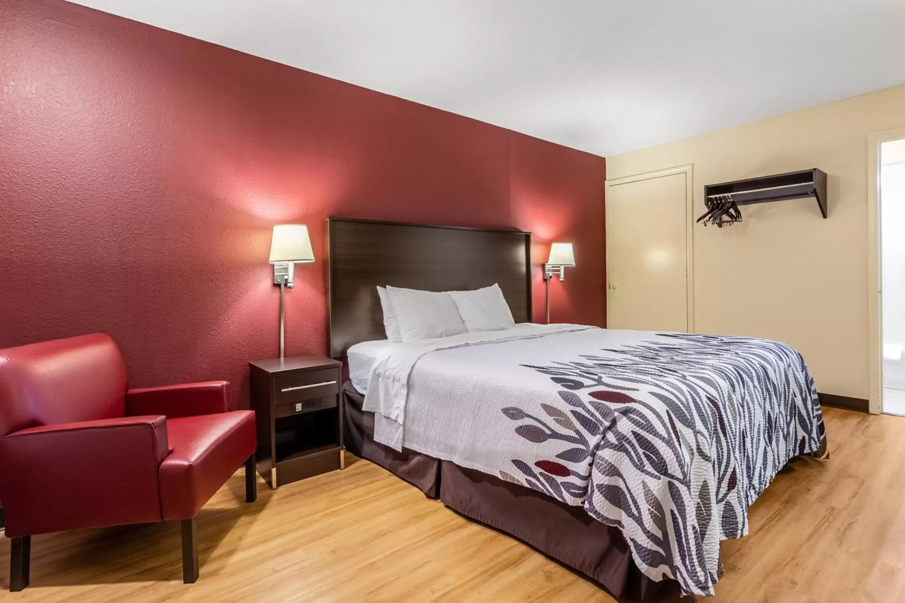 Bedroom, Bed in Red Roof Inn Scottsburg