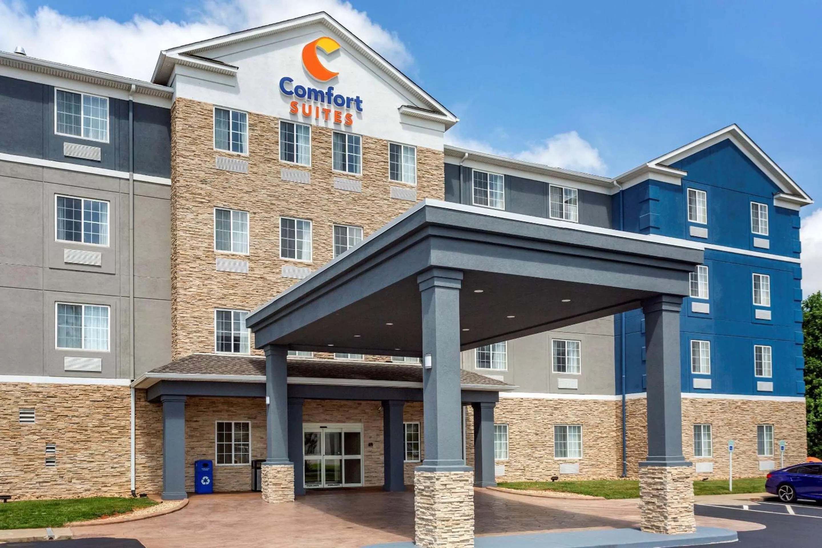 Property building in Comfort Suites Clarksville near Governors Square Mall