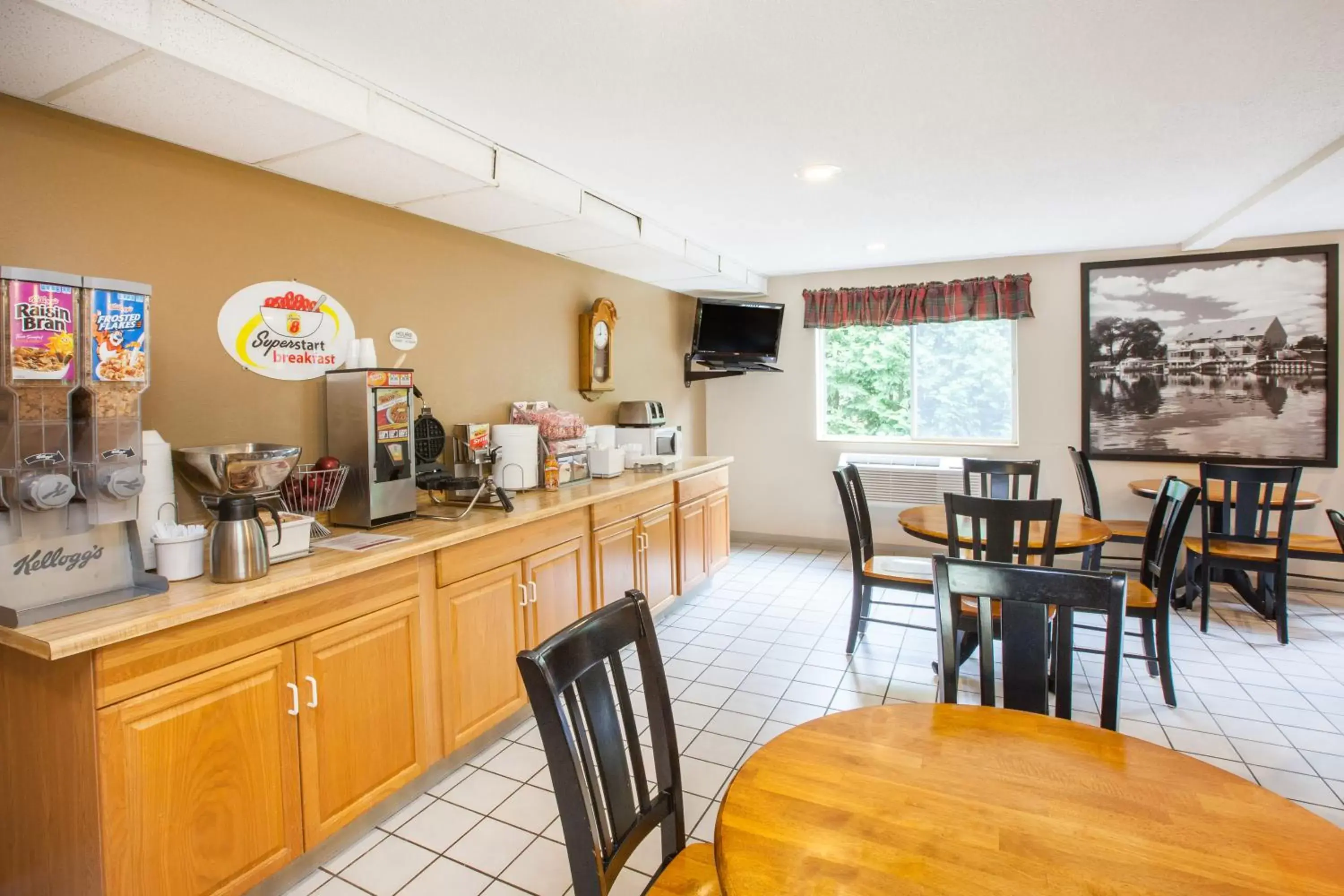 Continental breakfast, Restaurant/Places to Eat in Super 8 by Wyndham West Branch