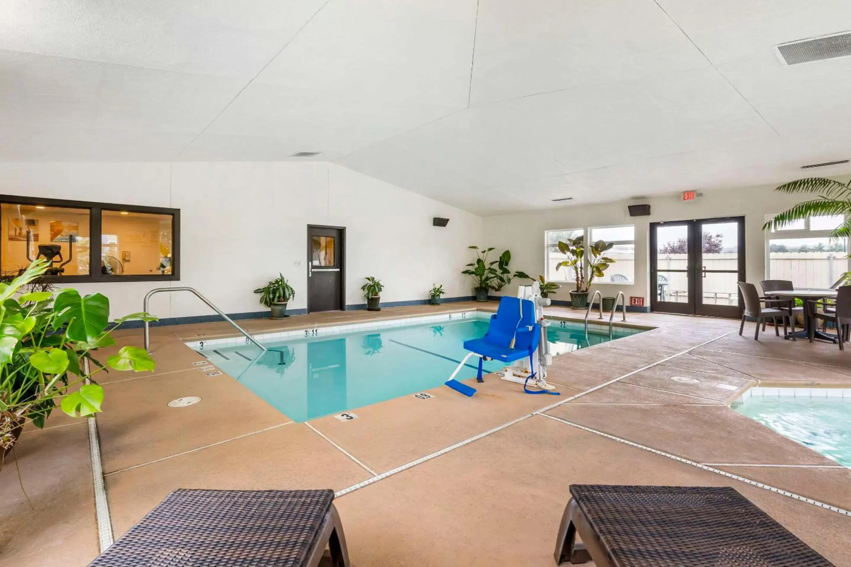 Swimming Pool in Comfort Inn & Suites Redwood Country