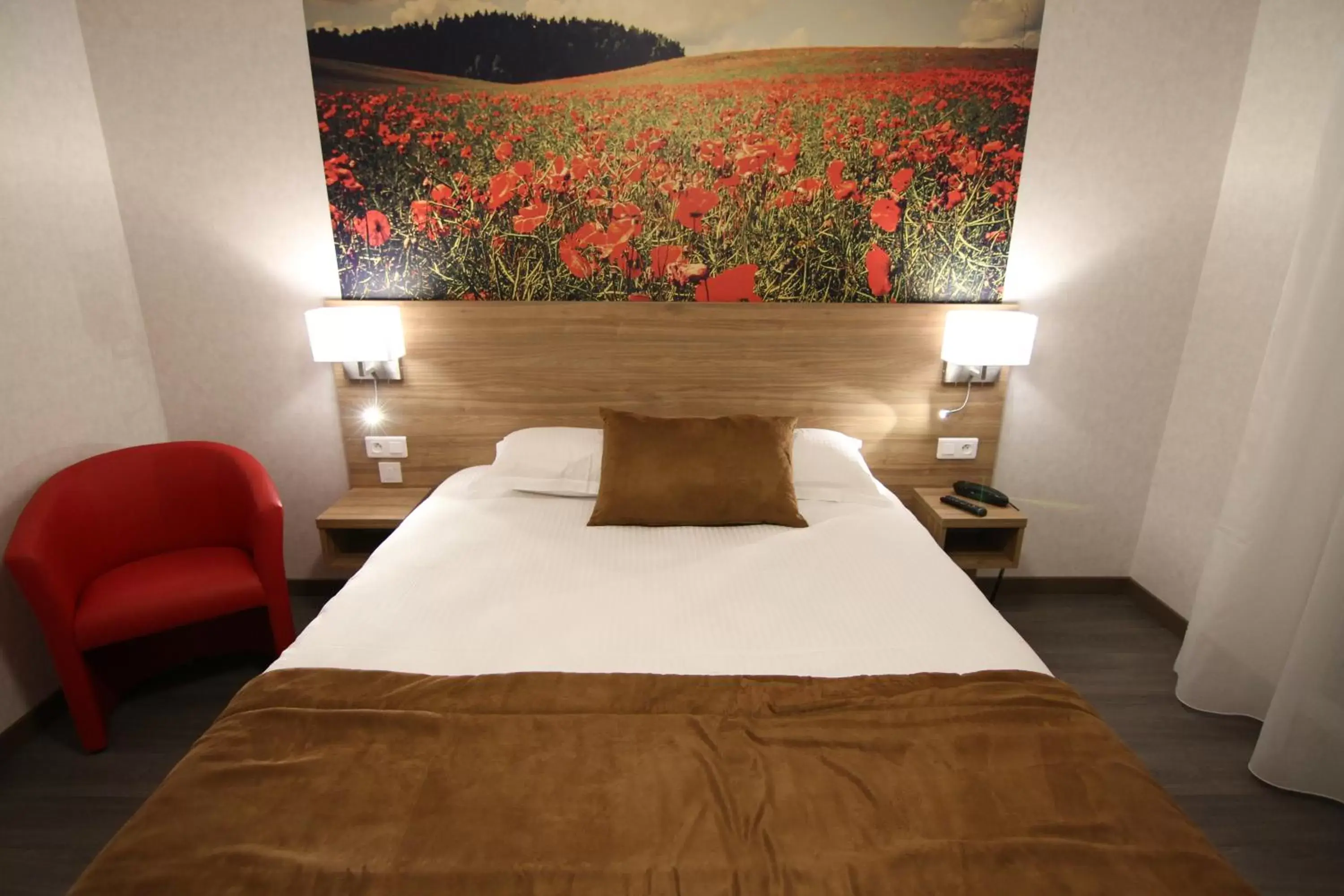 Bedroom, Bed in Logis hôtel - La Chambre D'Amiens