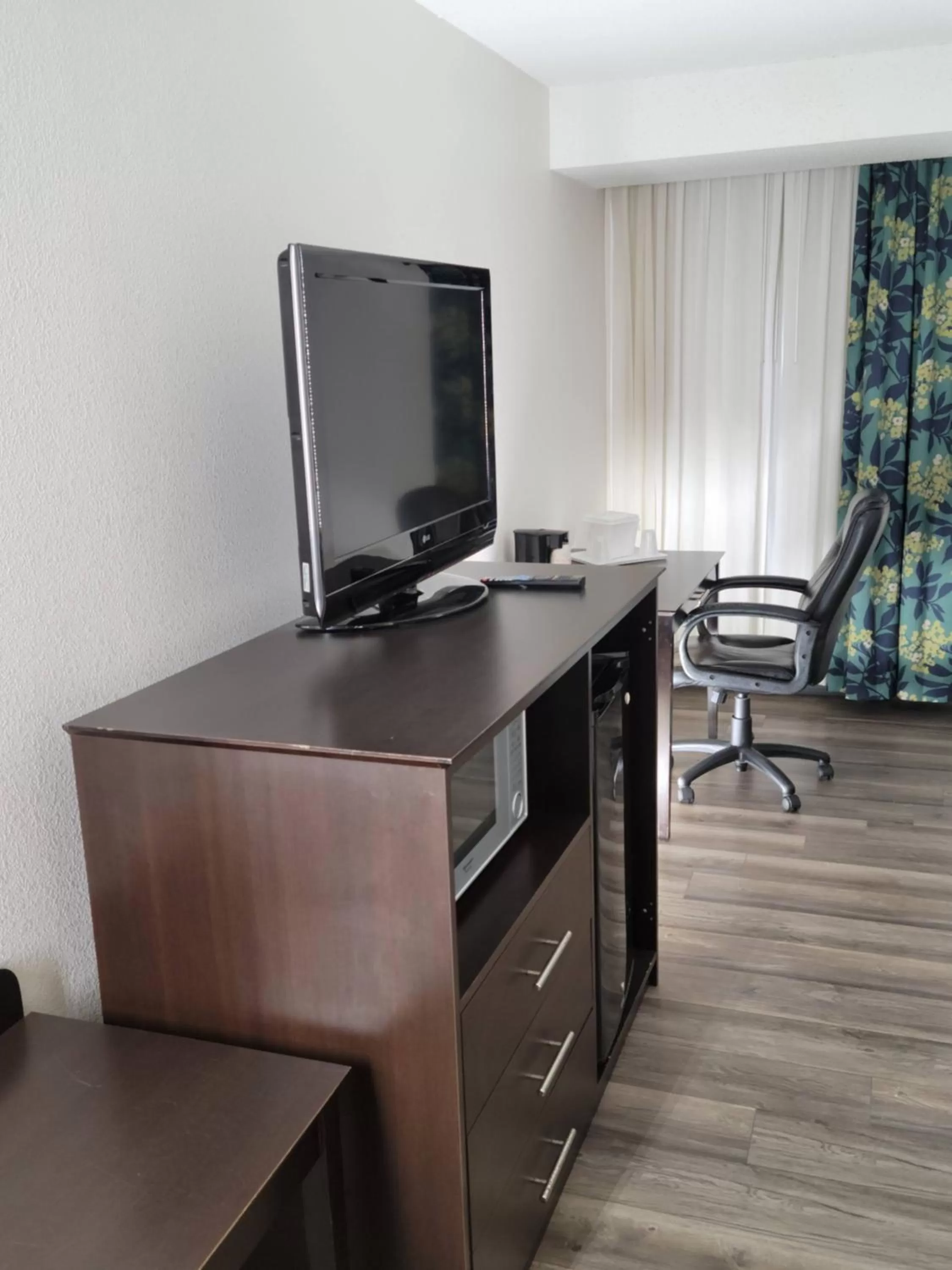 TV and multimedia in Quality Inn Terre Haute University Area