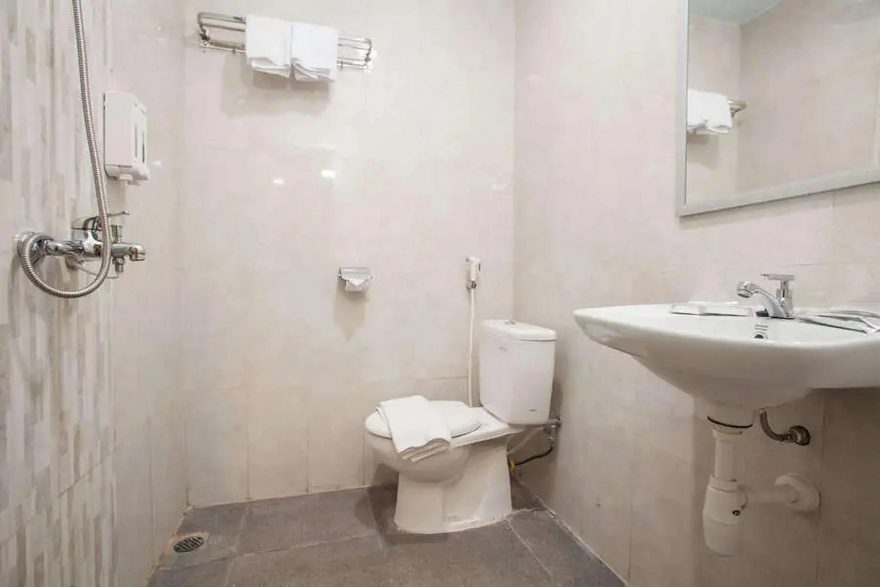 Bathroom in RedDoorz Premium @ Jalan Cengkeh Malang