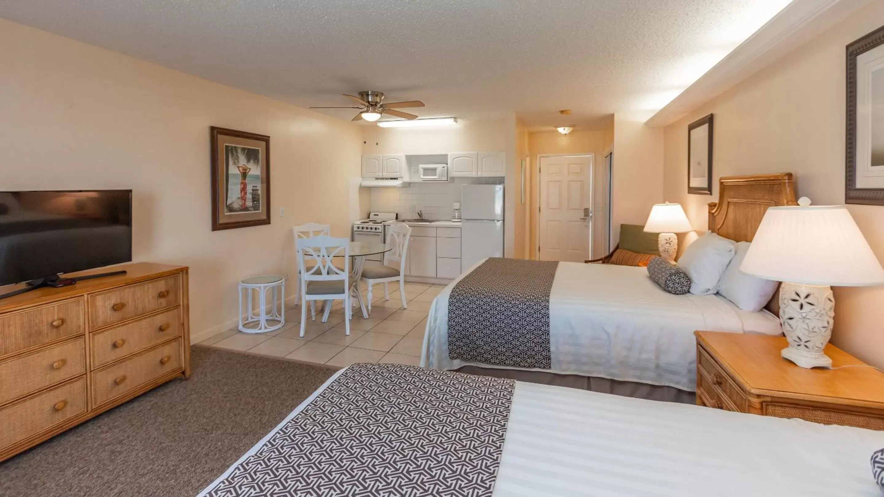 Photo of the whole room, Bed in Belleair Beach Resort Motel