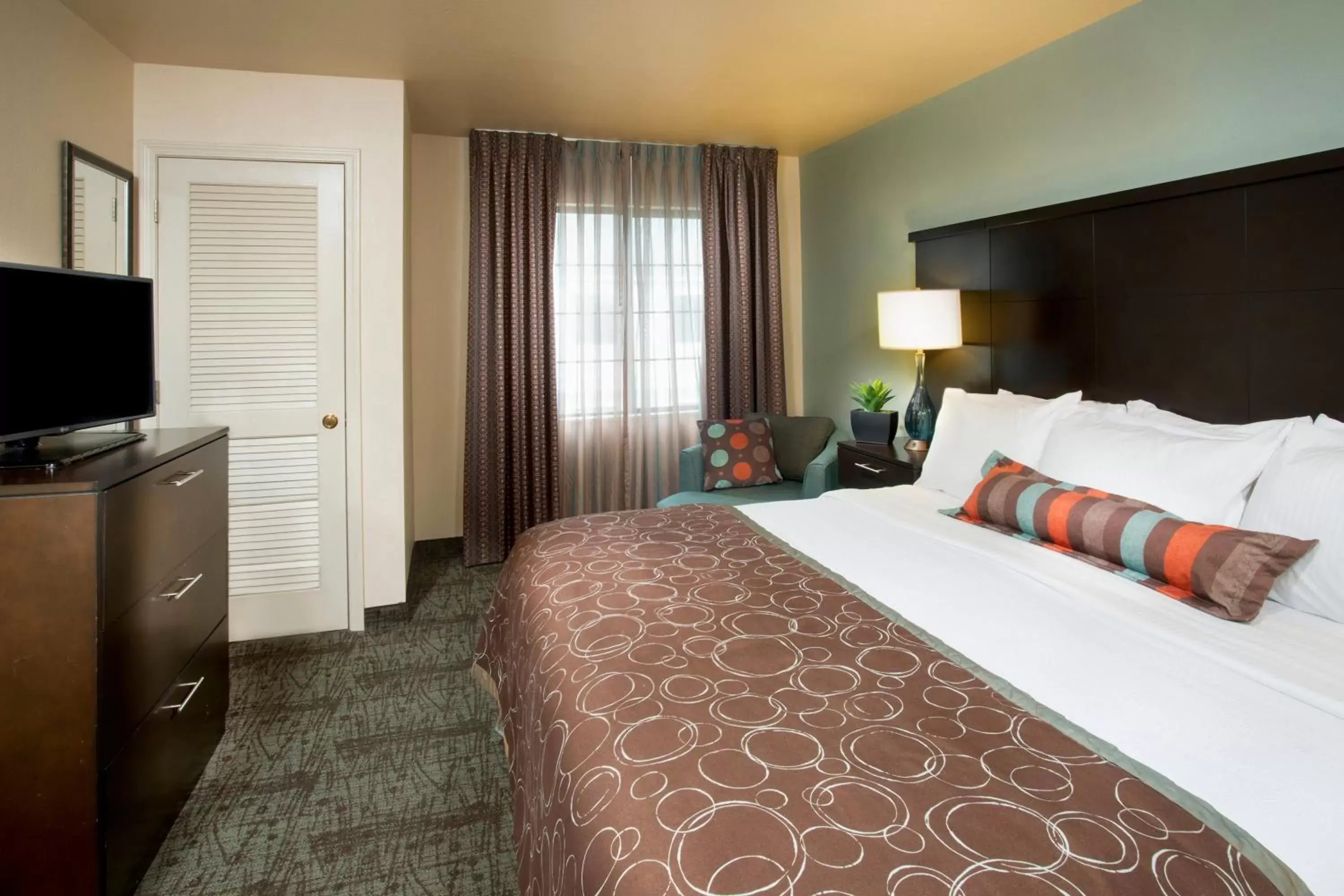 Photo of the whole room, Bed in Staybridge Suites Myrtle Beach-Fantasy Harbour, an IHG Hotel