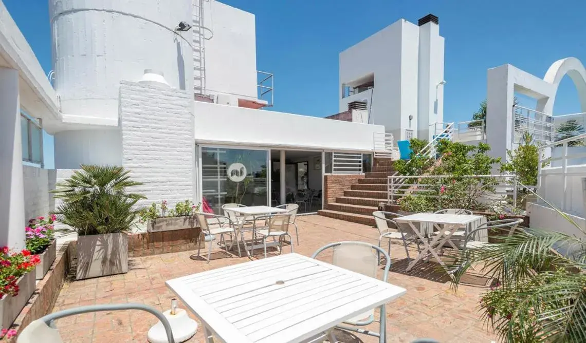 Swimming pool, Restaurant/Places to Eat in Urquiza Apart Hotel & Suites