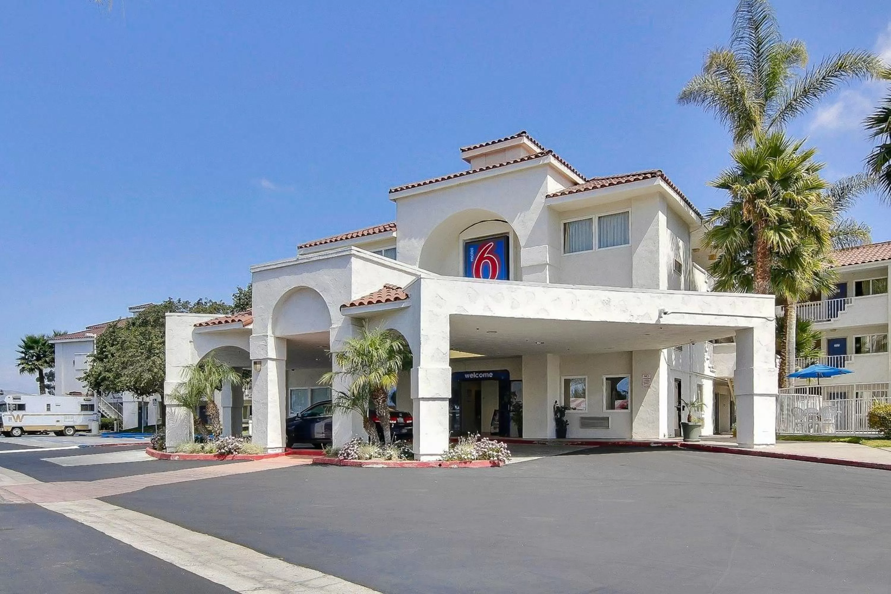 Facade/entrance in Motel 6-Ventura, CA - South