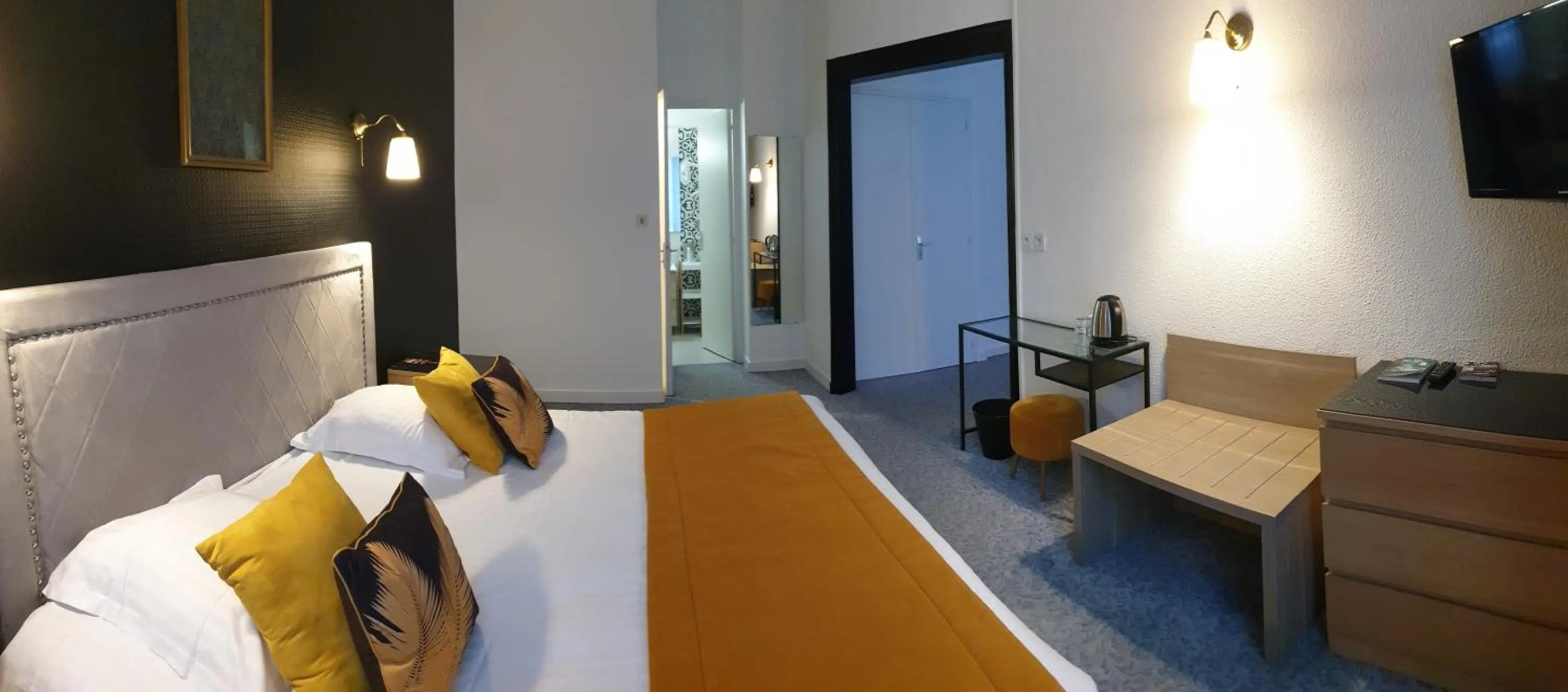 Communal lounge/ TV room, Bed in Hôtel Le Rohan Charme et Caractère