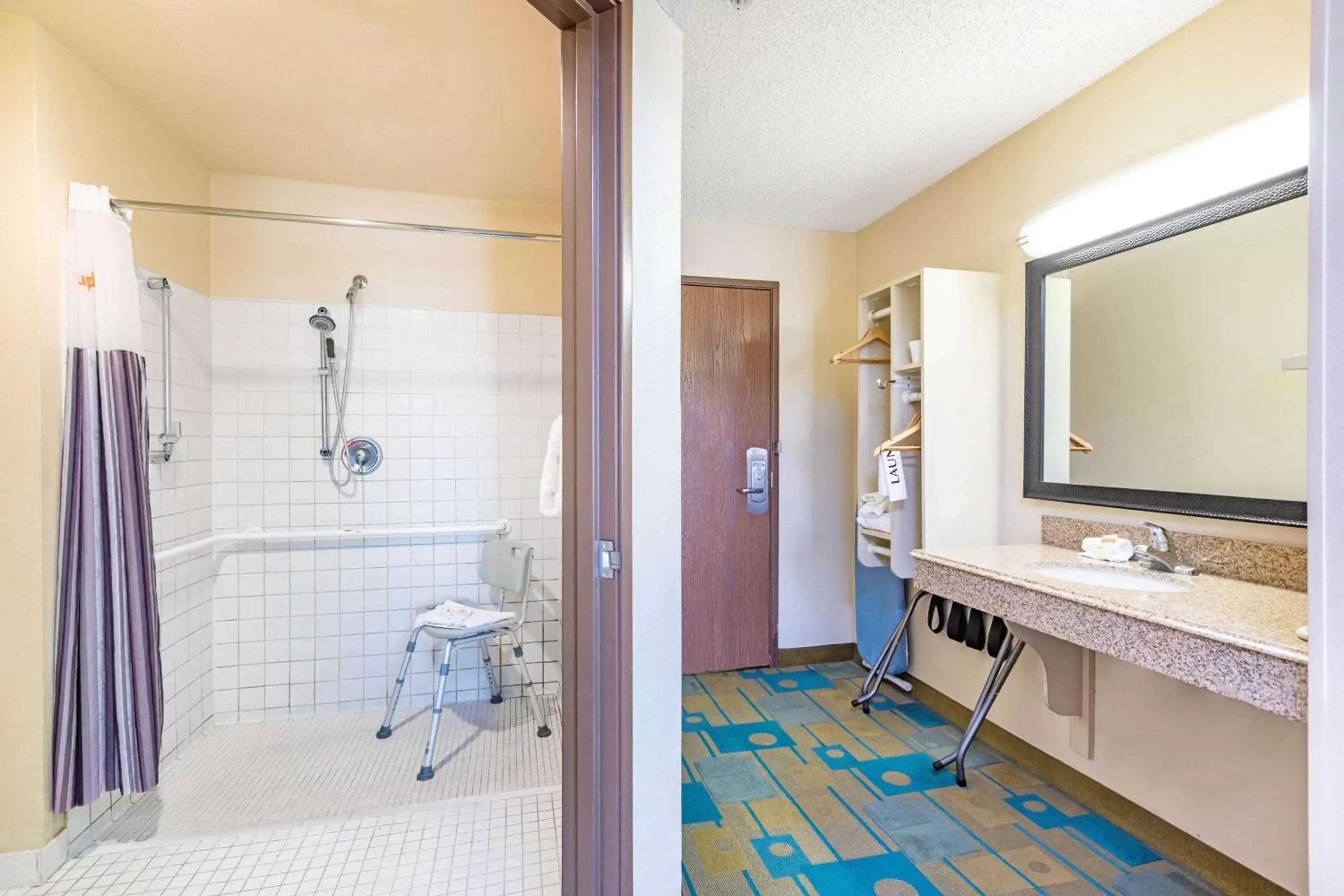 Photo of the whole room, Bathroom in La Quinta by Wyndham El Paso East