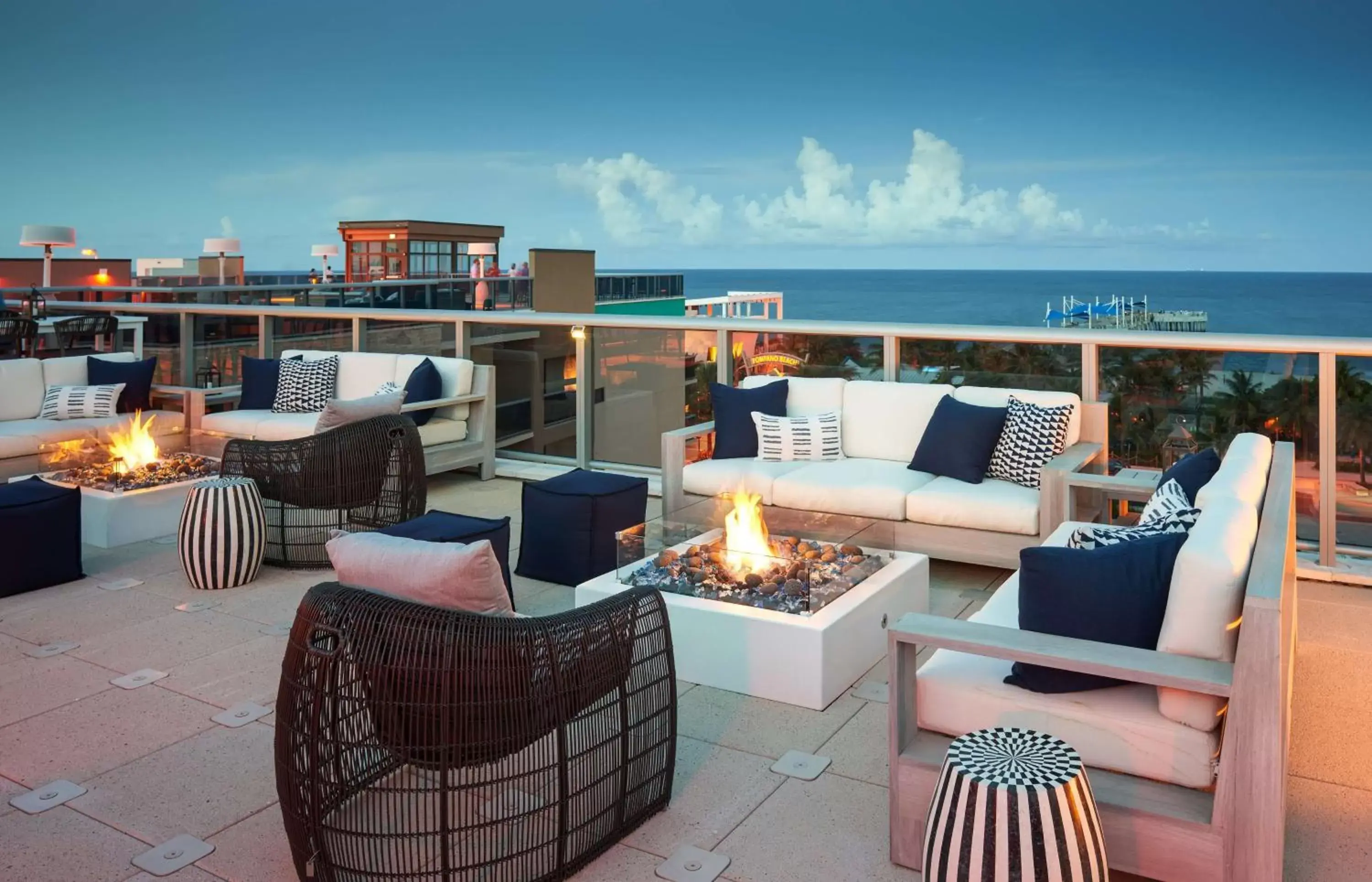 Lounge or bar in Tru By Hilton Pompano Beach Pier