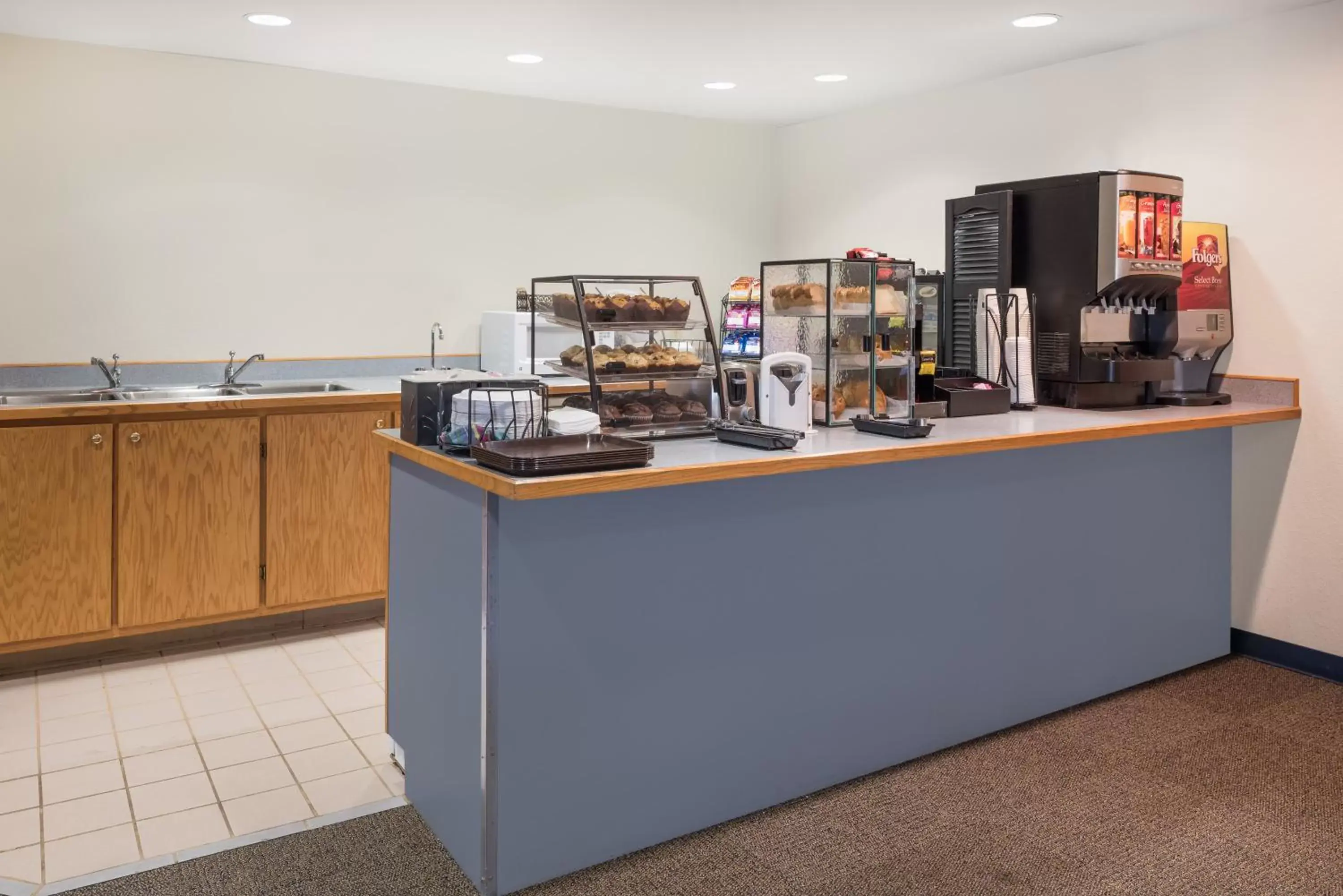 Coffee/tea facilities in Microtel Inn & Suites by Wyndham Sainte Genevieve