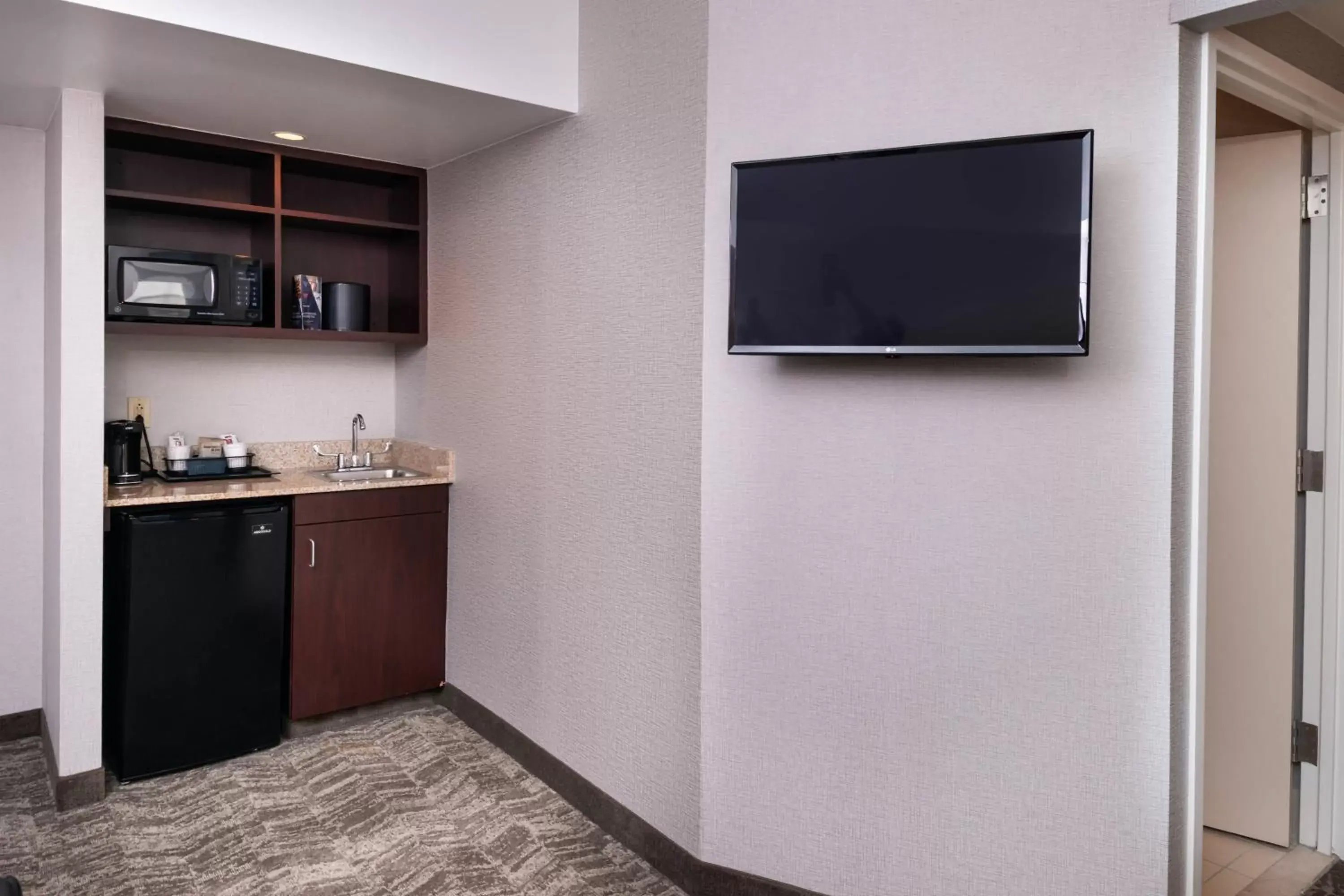 Living room, TV/Entertainment Center in SpringHill Suites by Marriott Pittsburgh North Shore