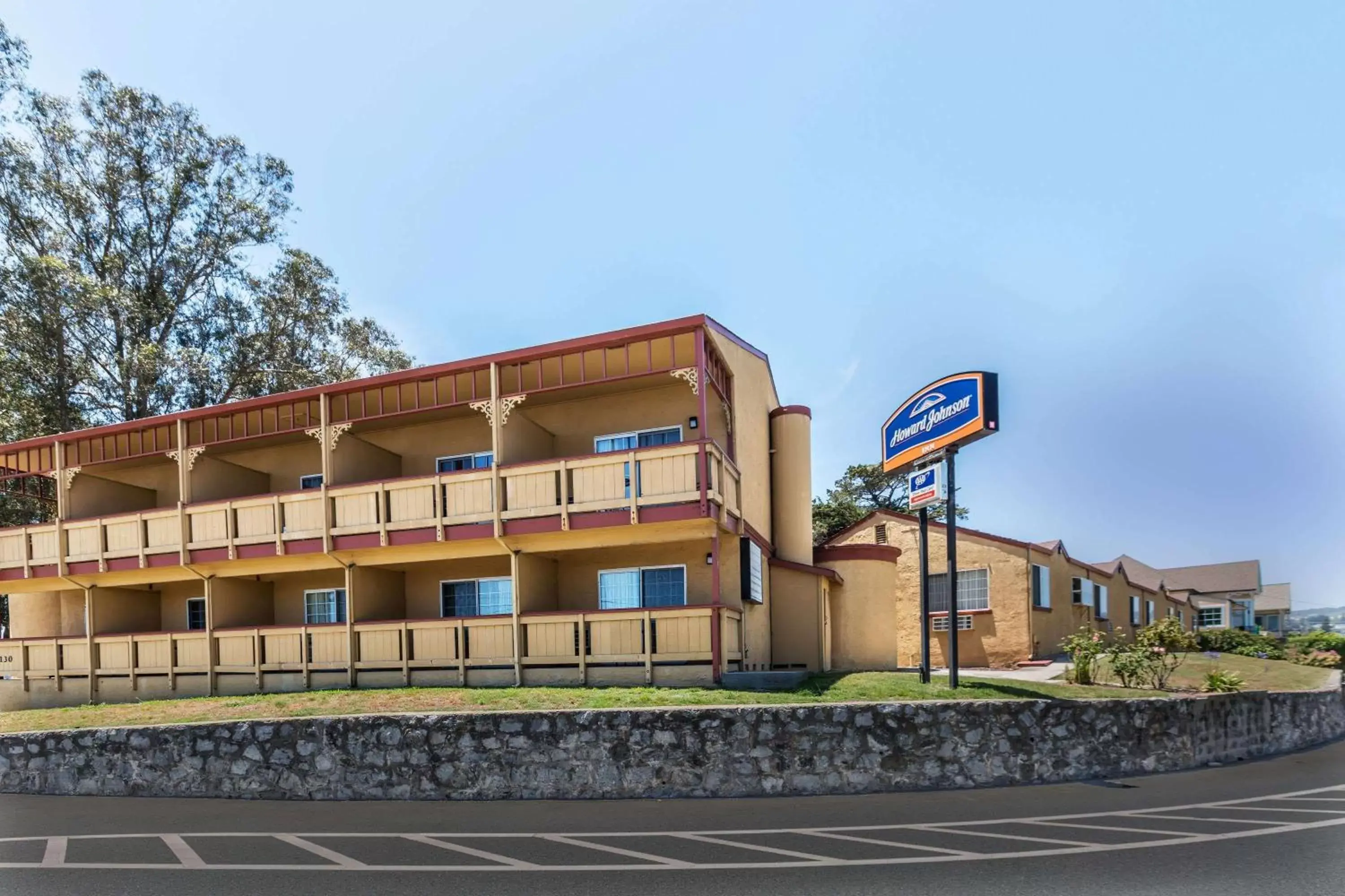 Property building in Howard Johnson by Wyndham Santa Cruz Beach Boardwalk