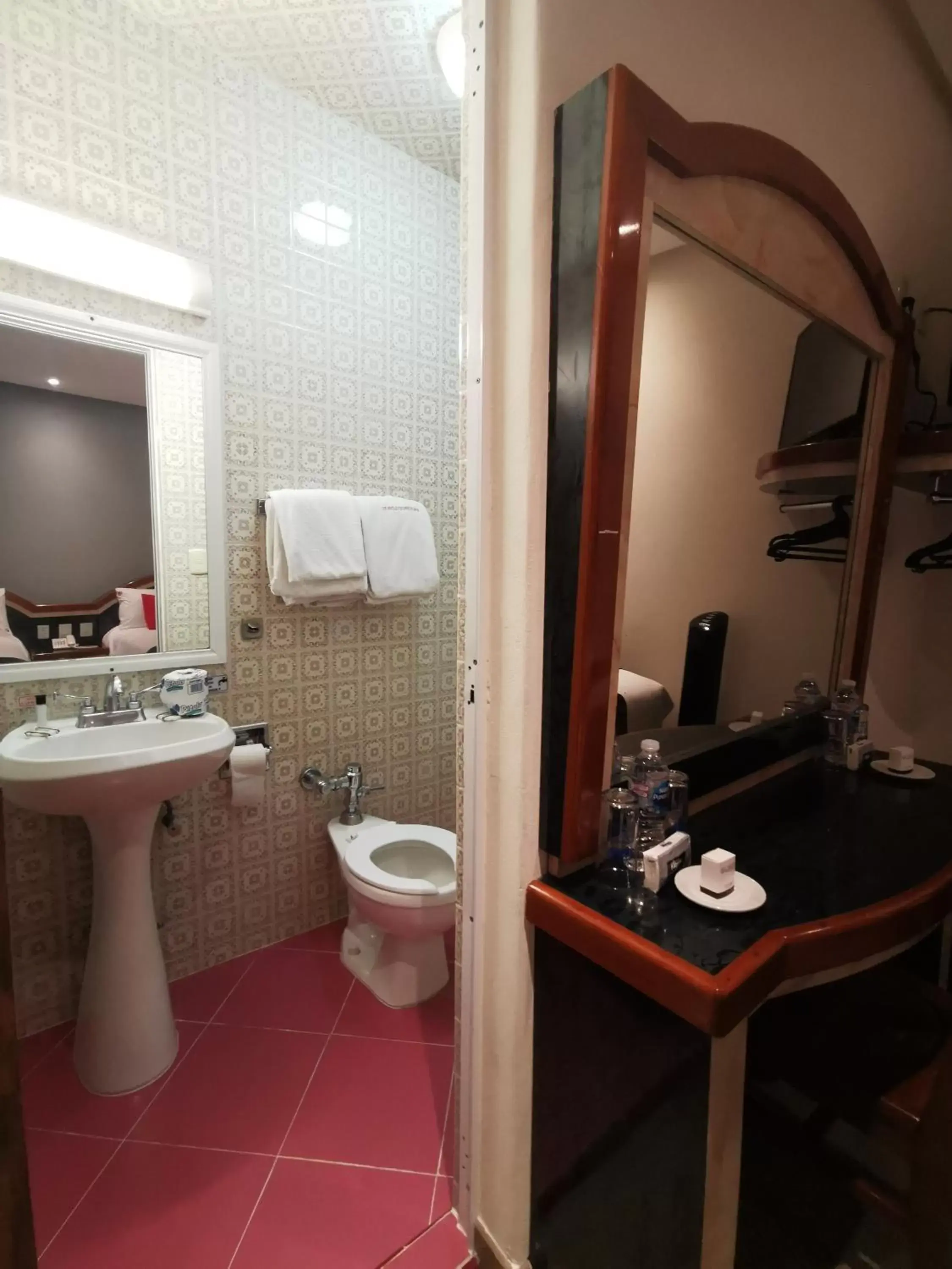 Bathroom in Hotel Monarca
