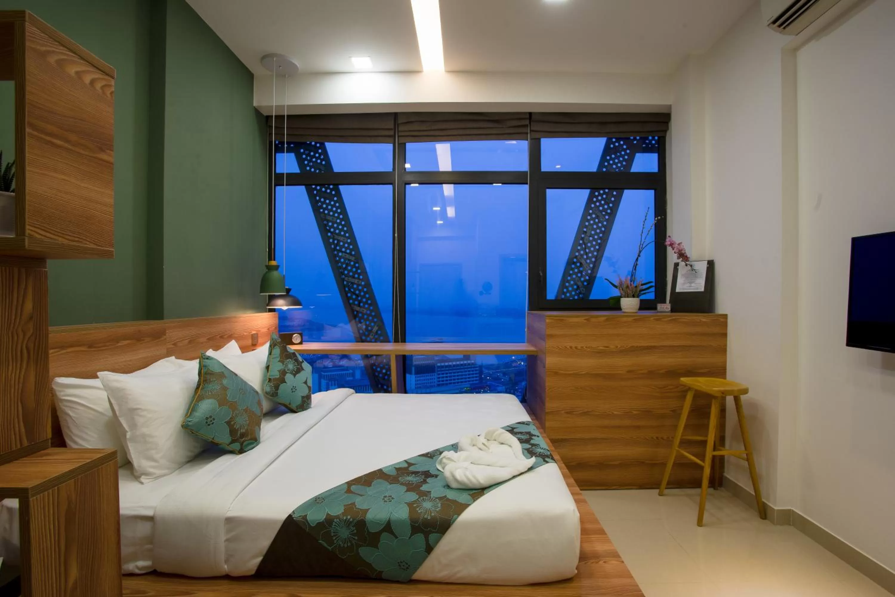 Bathroom, Bed in The Snowbell Hotel