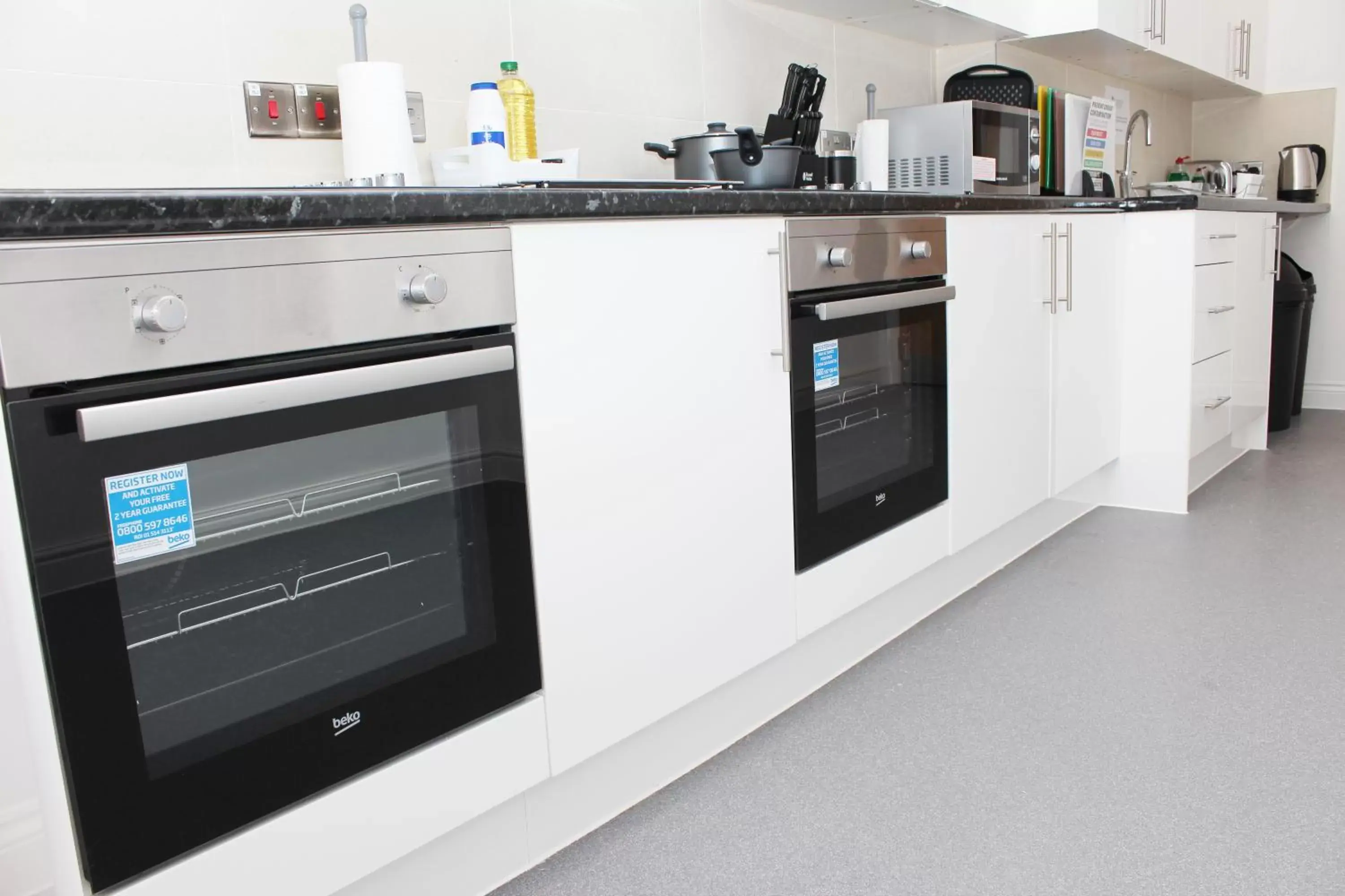 Communal kitchen, Kitchen/Kitchenette in Flexistay Leicester Gable Aparthotel