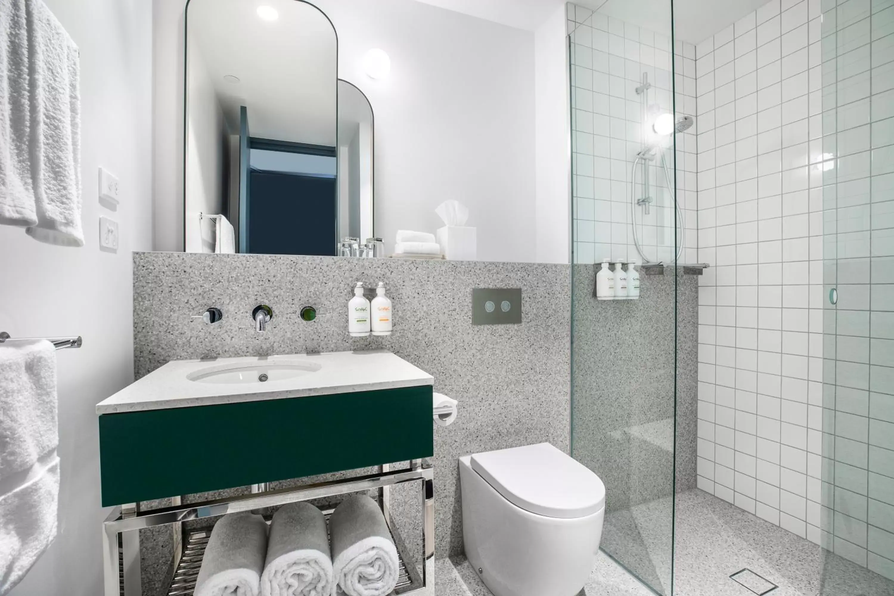 Shower, Bathroom in Holiday Inn Werribee, an IHG Hotel