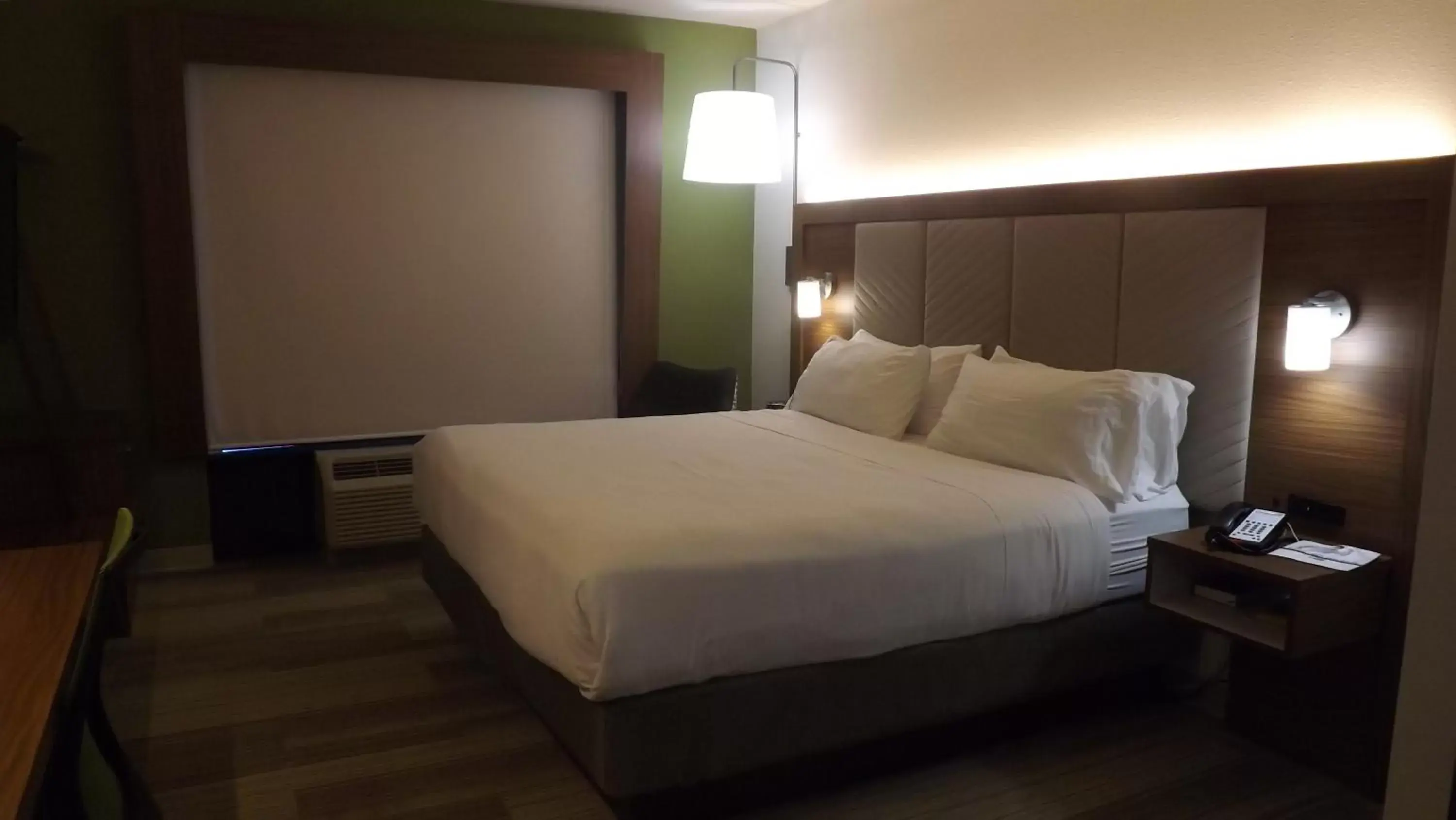 Photo of the whole room, Bed in Holiday Inn Express & Suites Dyersburg, an IHG Hotel