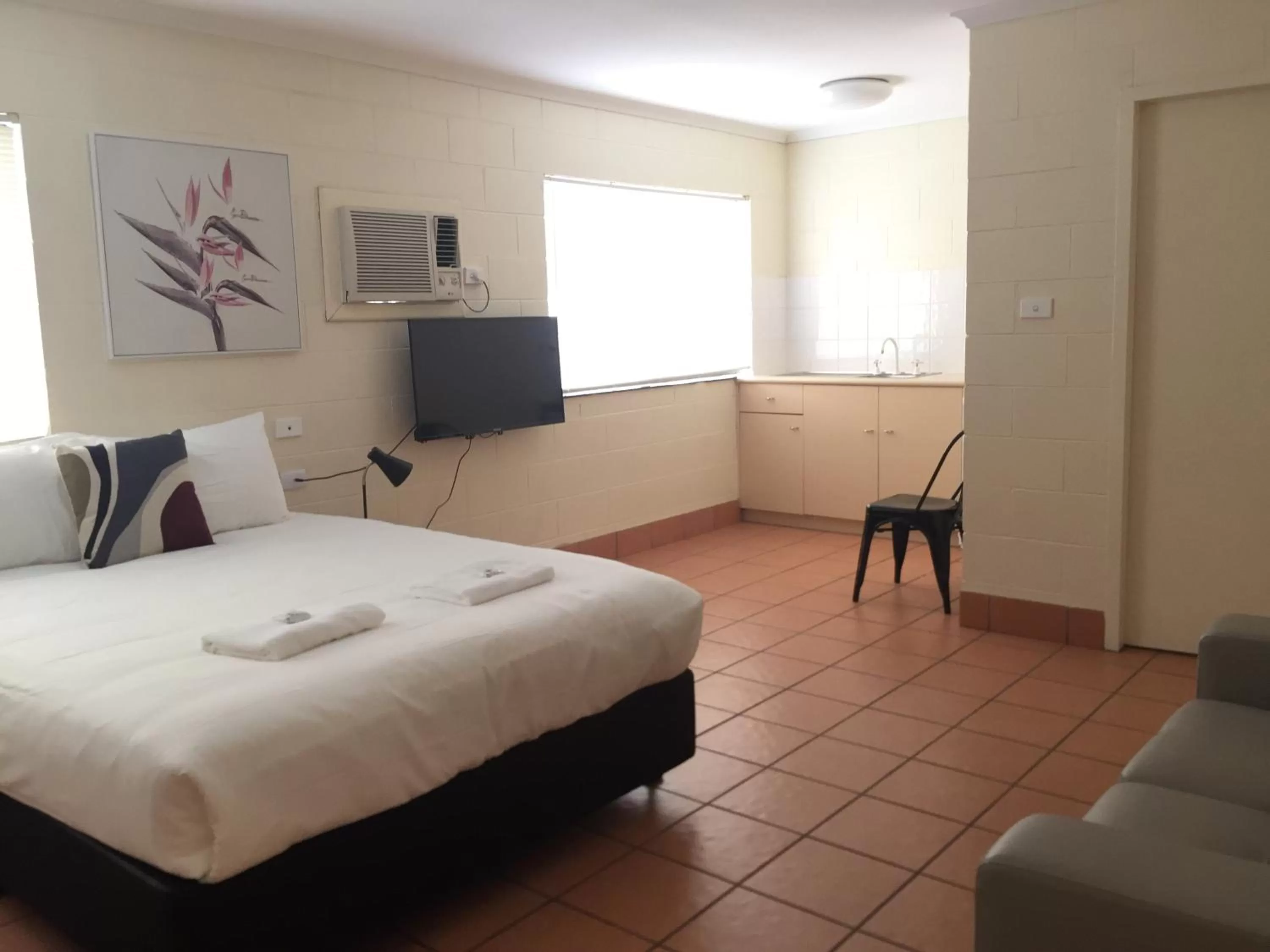 Bed in Lake Central Cairns