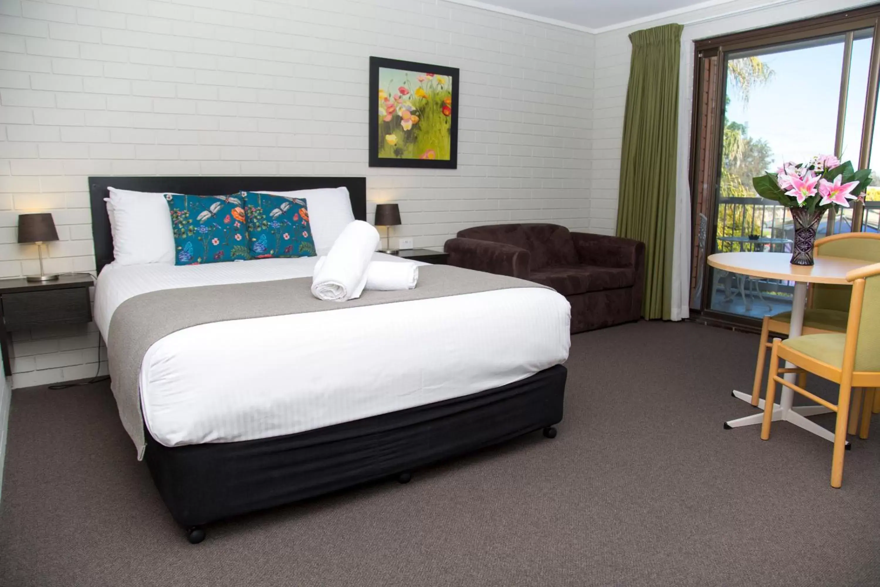 Bed in Crystal Fountain Motel Albury