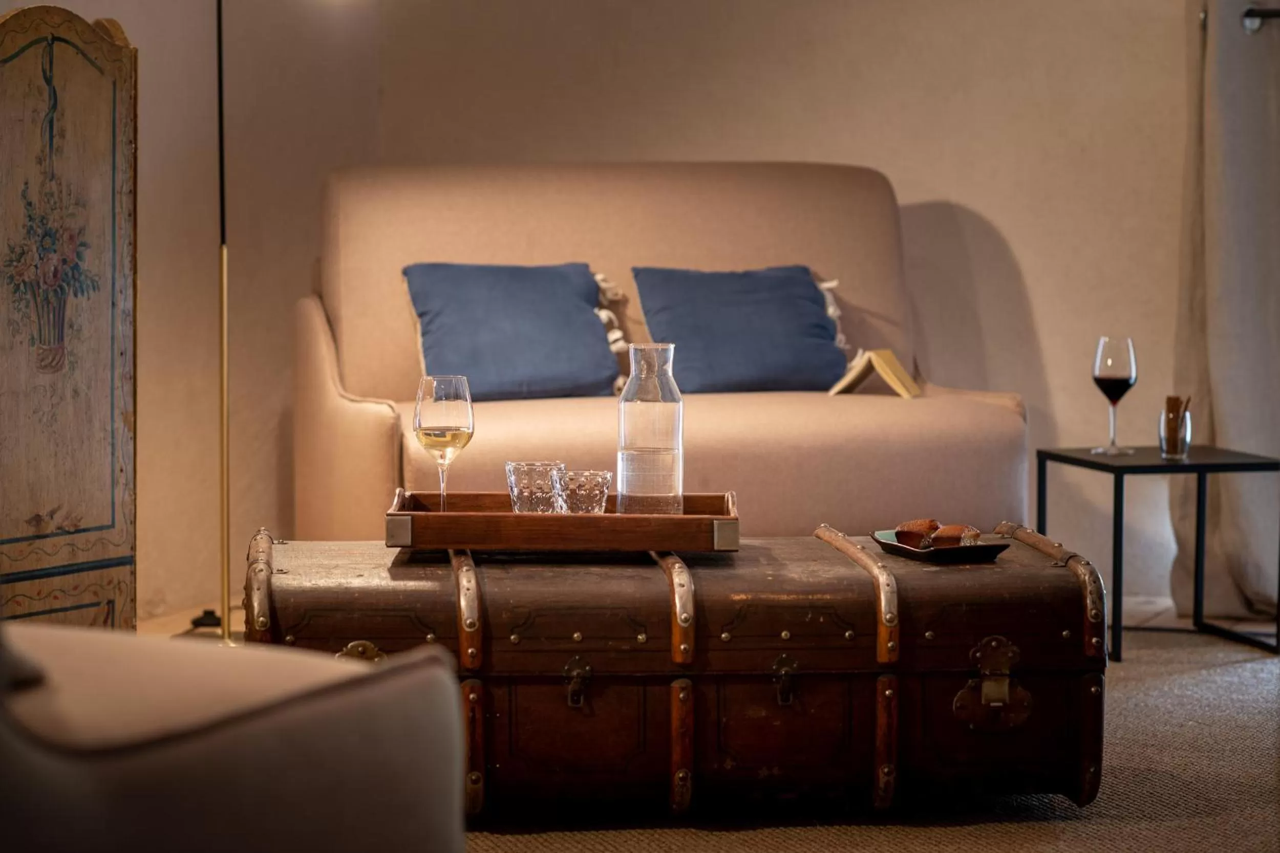 Photo of the whole room, Seating Area in Clos Saint Jacques - Maison d'Hôtes