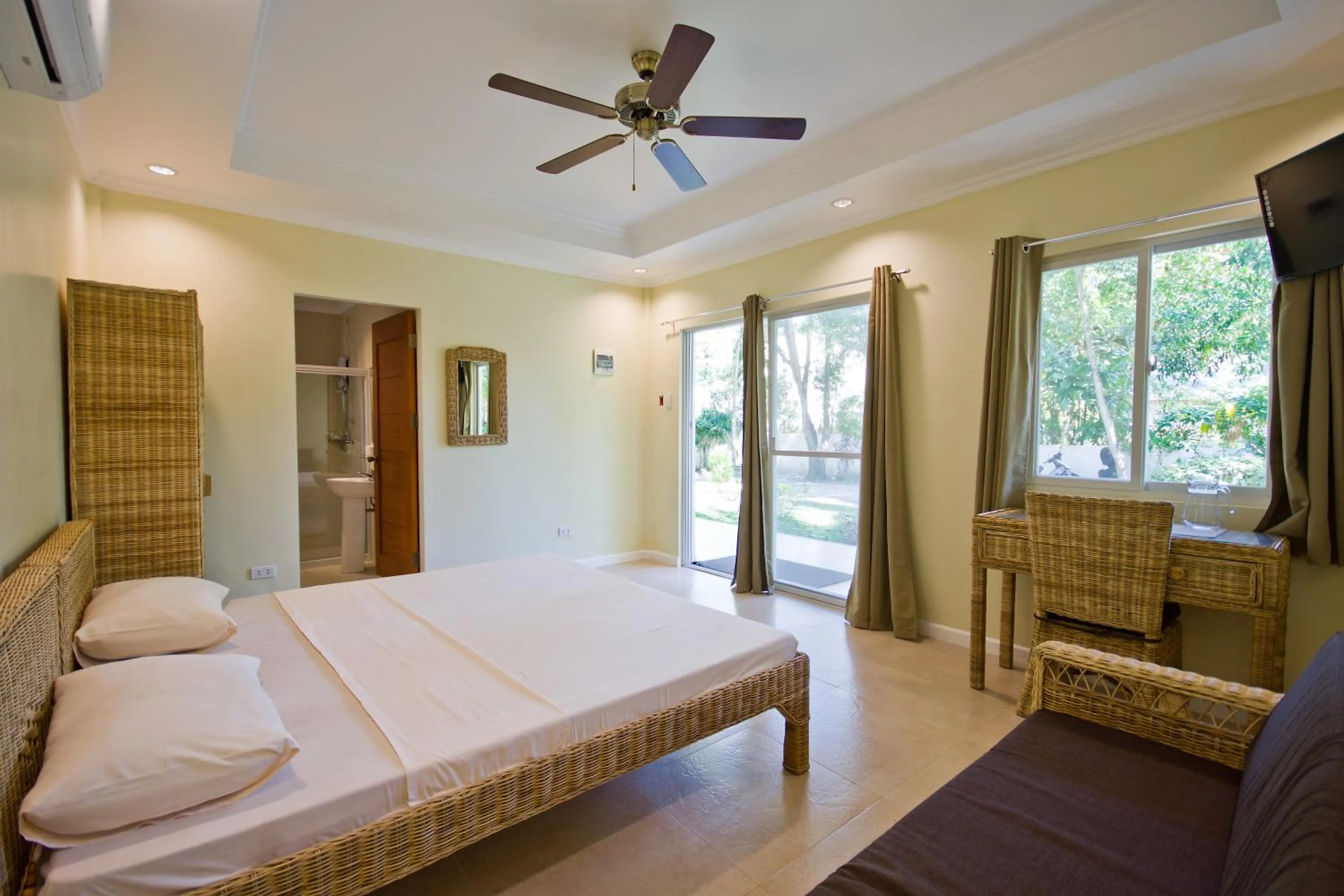 Bedroom, Bed in Mike's Dauin Dive Resort