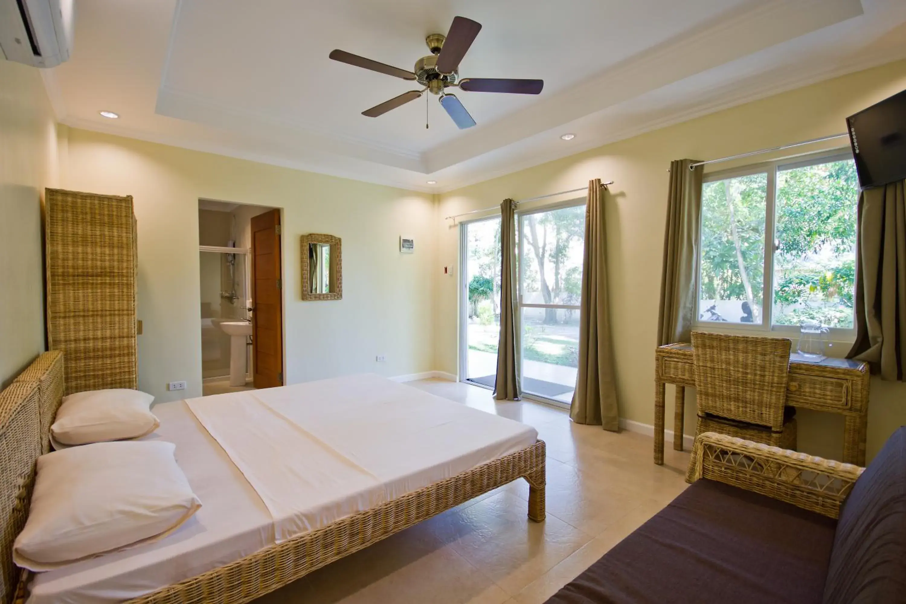 Bedroom, Bed in Mike's Dauin Dive Resort Bedroom, Bed in Mike's Dauin Dive Resort