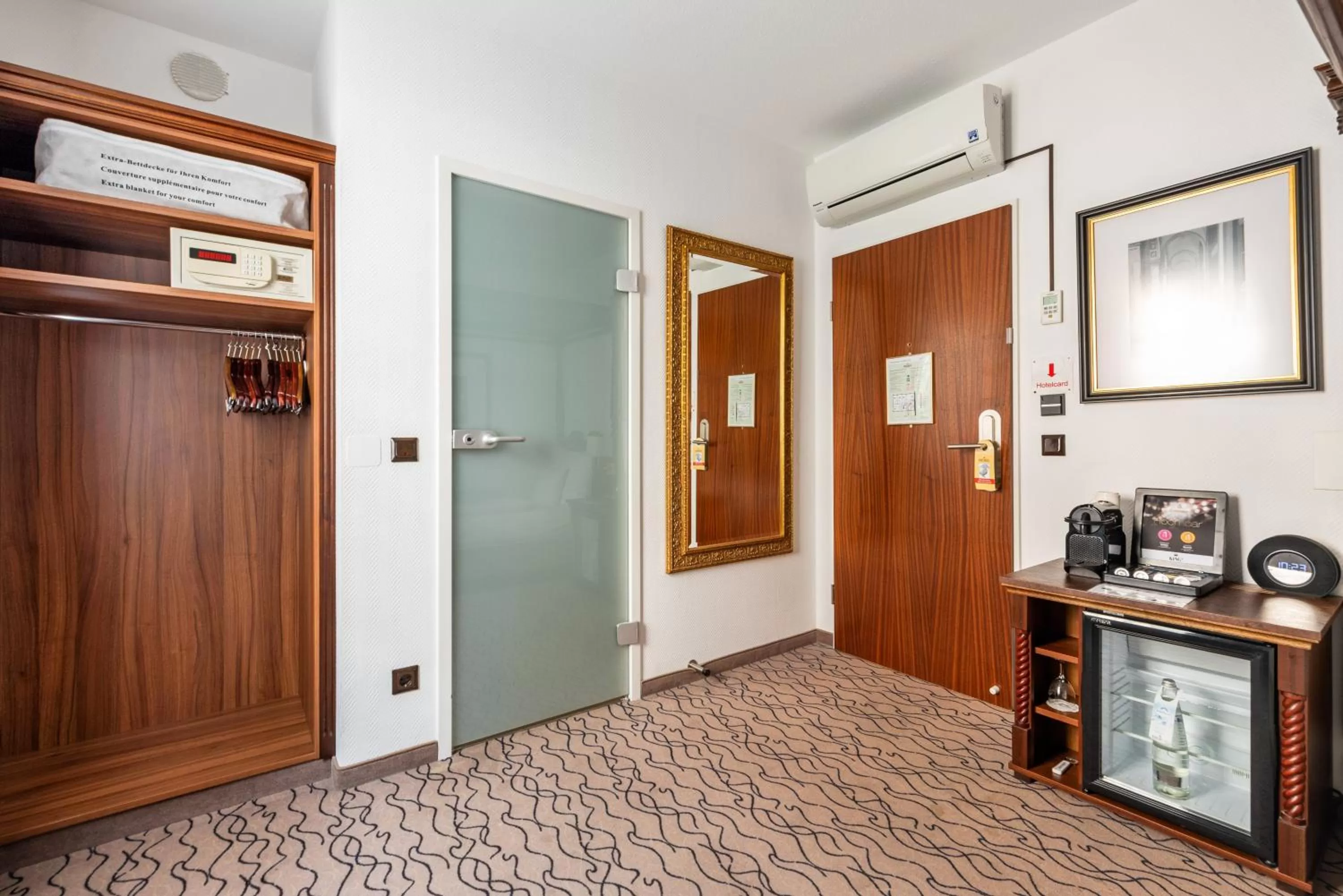 wardrobe in King's Hotel Center Superior