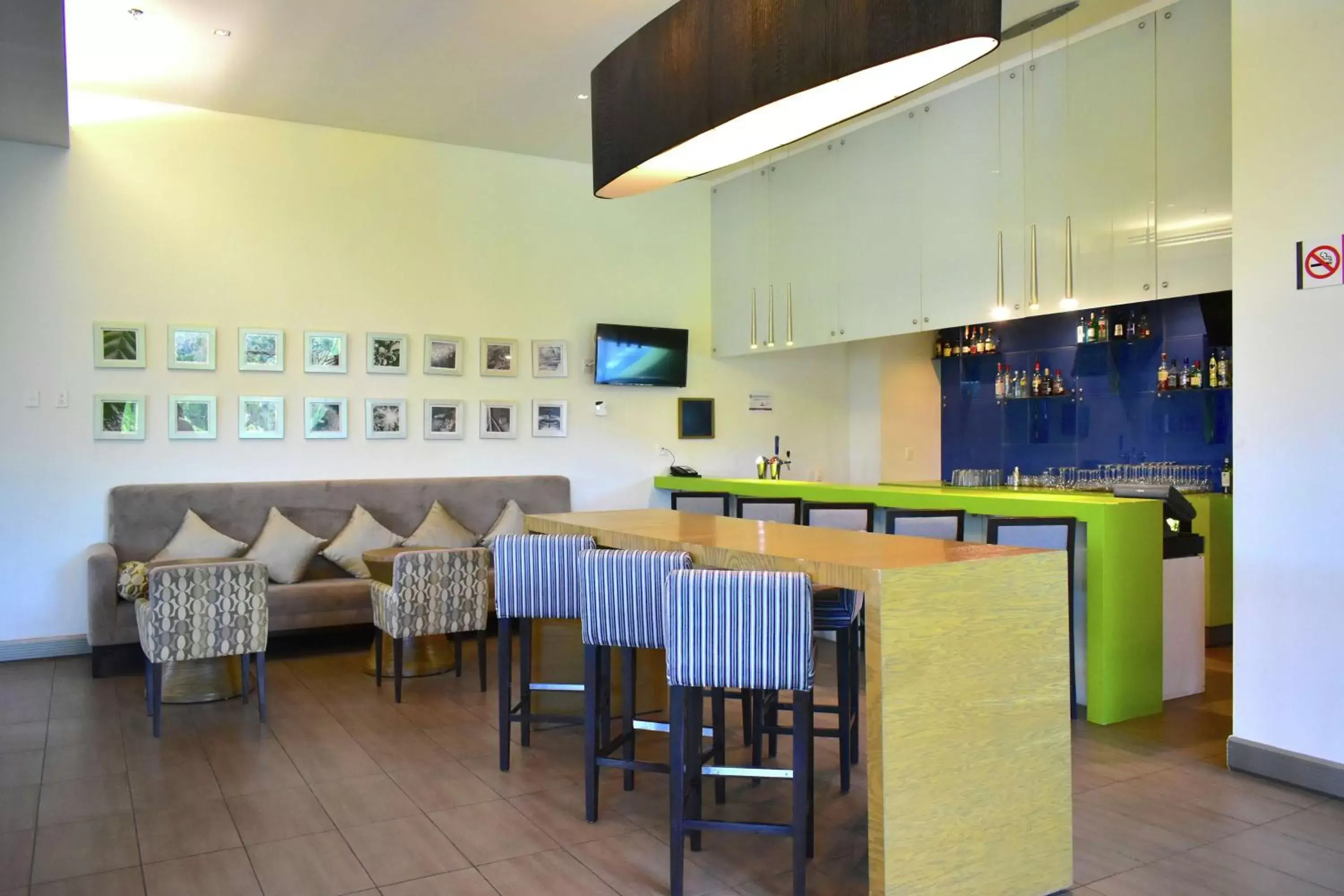 Lounge or bar in Hampton Inn by Hilton Ciudad del Carmen