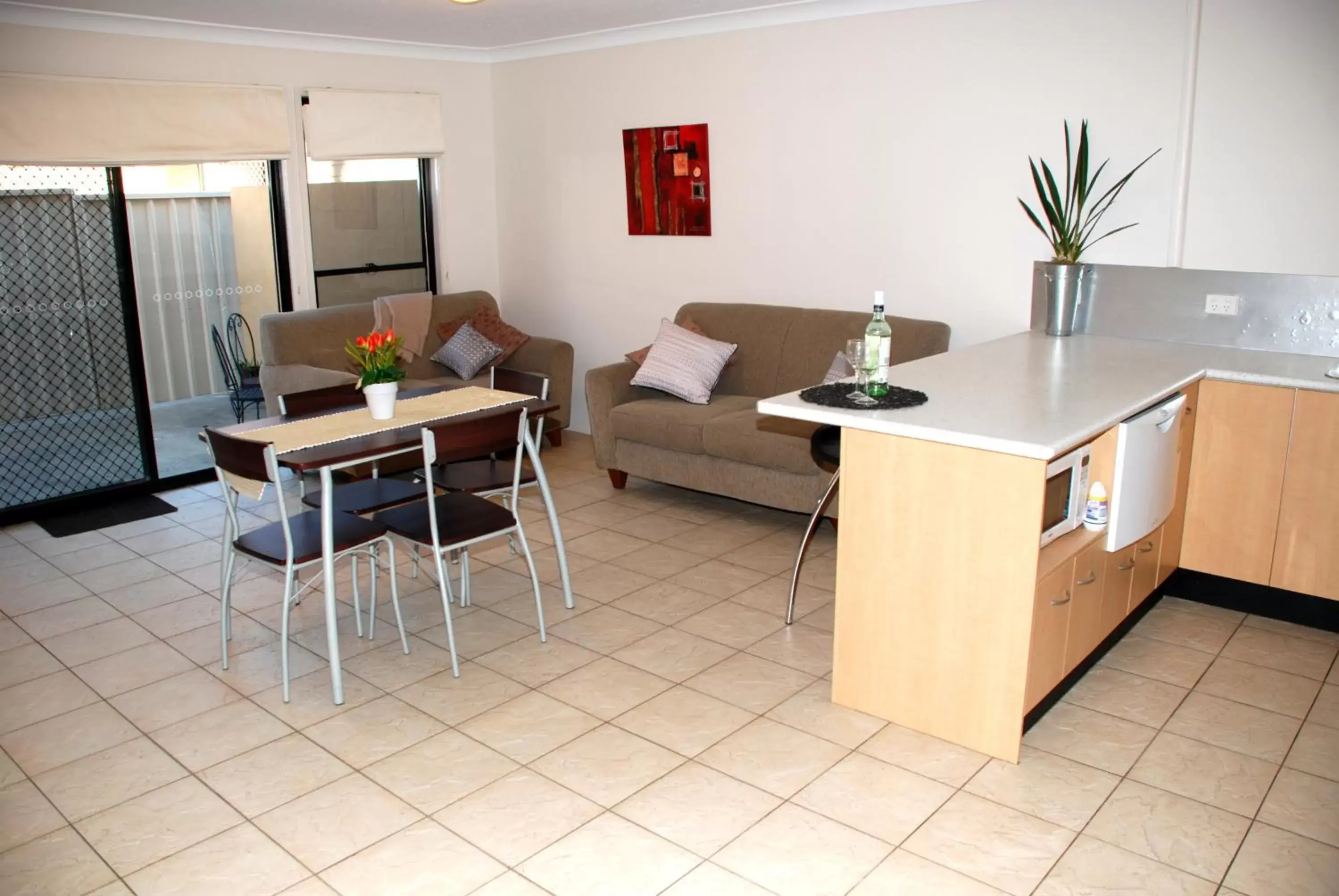 Kitchen or kitchenette, Dining Area in Amberoo Apartments
