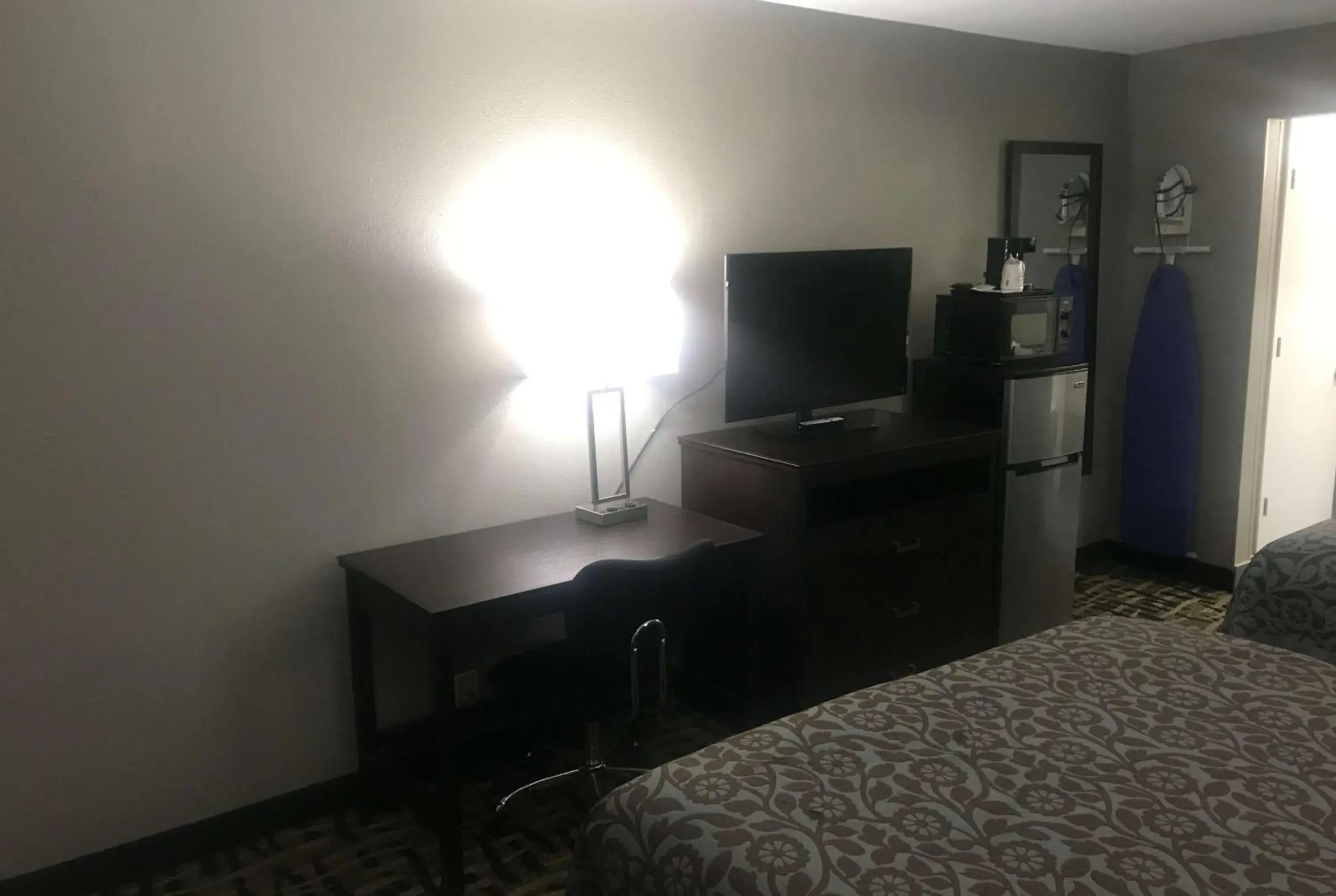 Photo of the whole room, TV/Entertainment Center in Days Inn & Suites by Wyndham Collierville Germantown Area