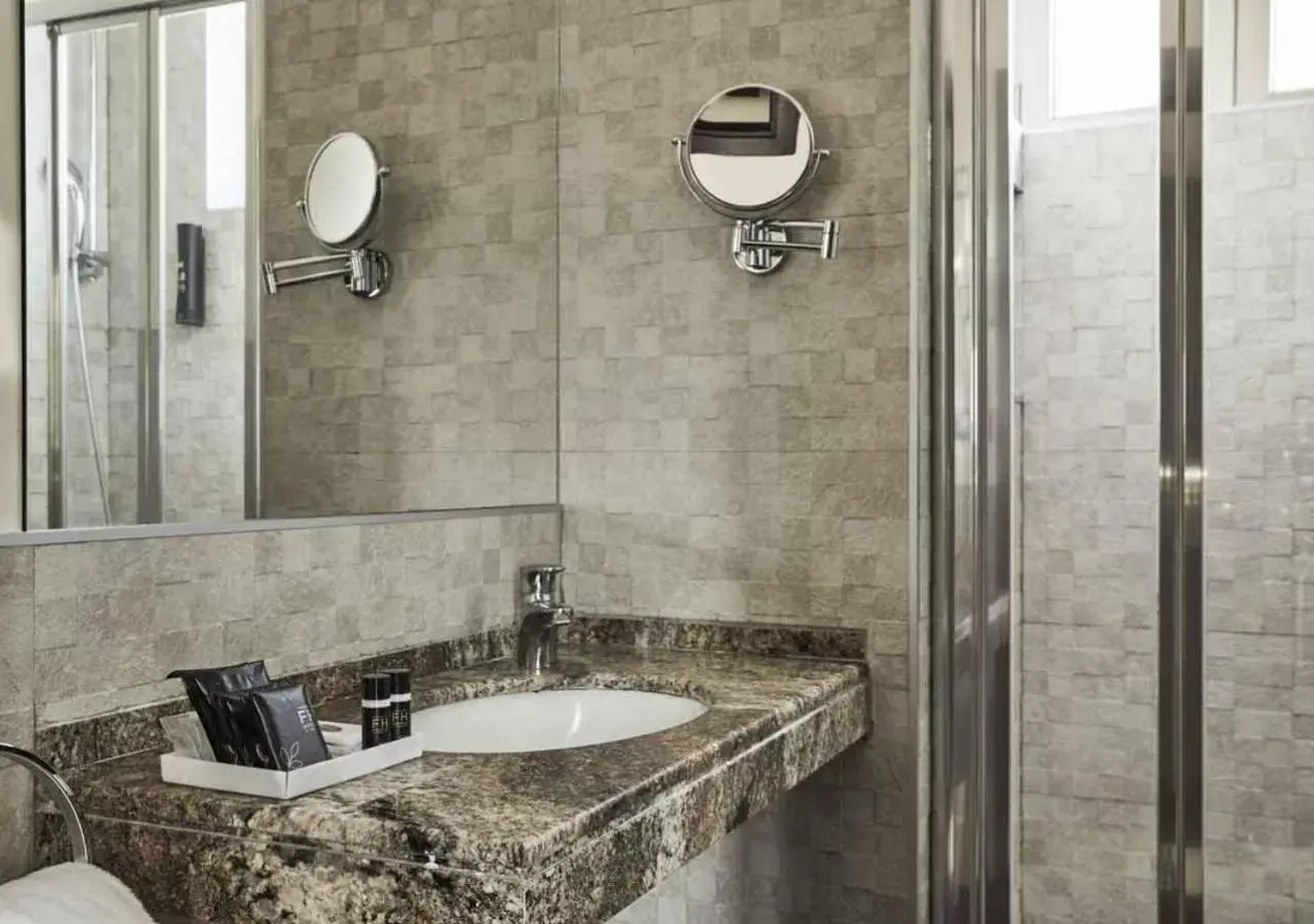 Shower, Bathroom in FH55 Grand Hotel Palatino
