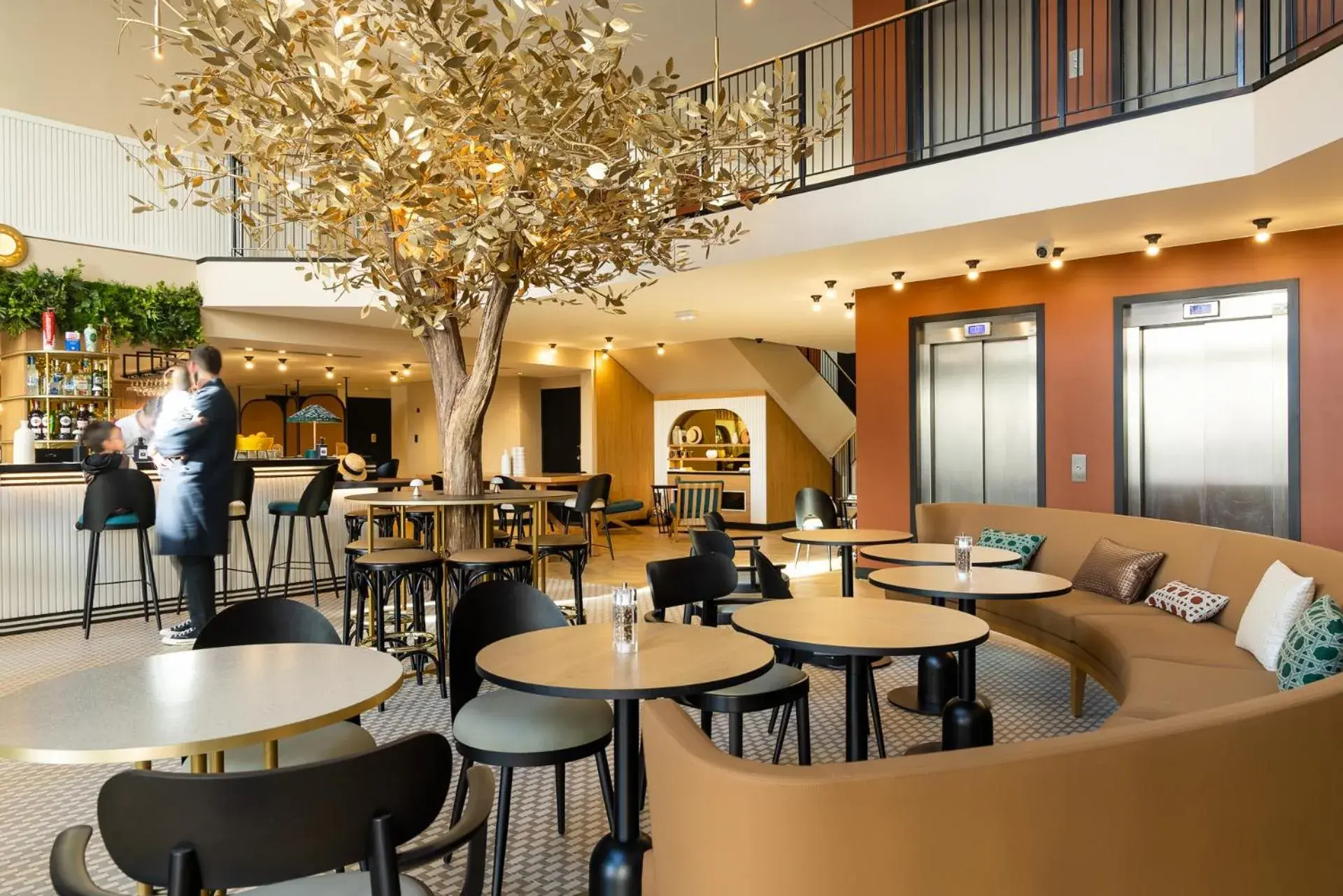 Lobby or reception, Lounge/Bar in Novotel Paris Suresnes Longchamp