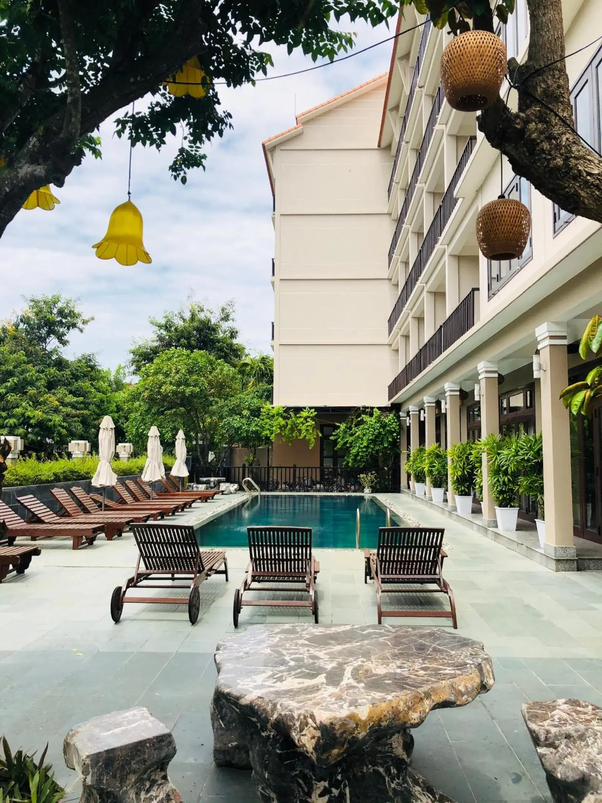 Garden, Swimming Pool in Sunshine Hotel